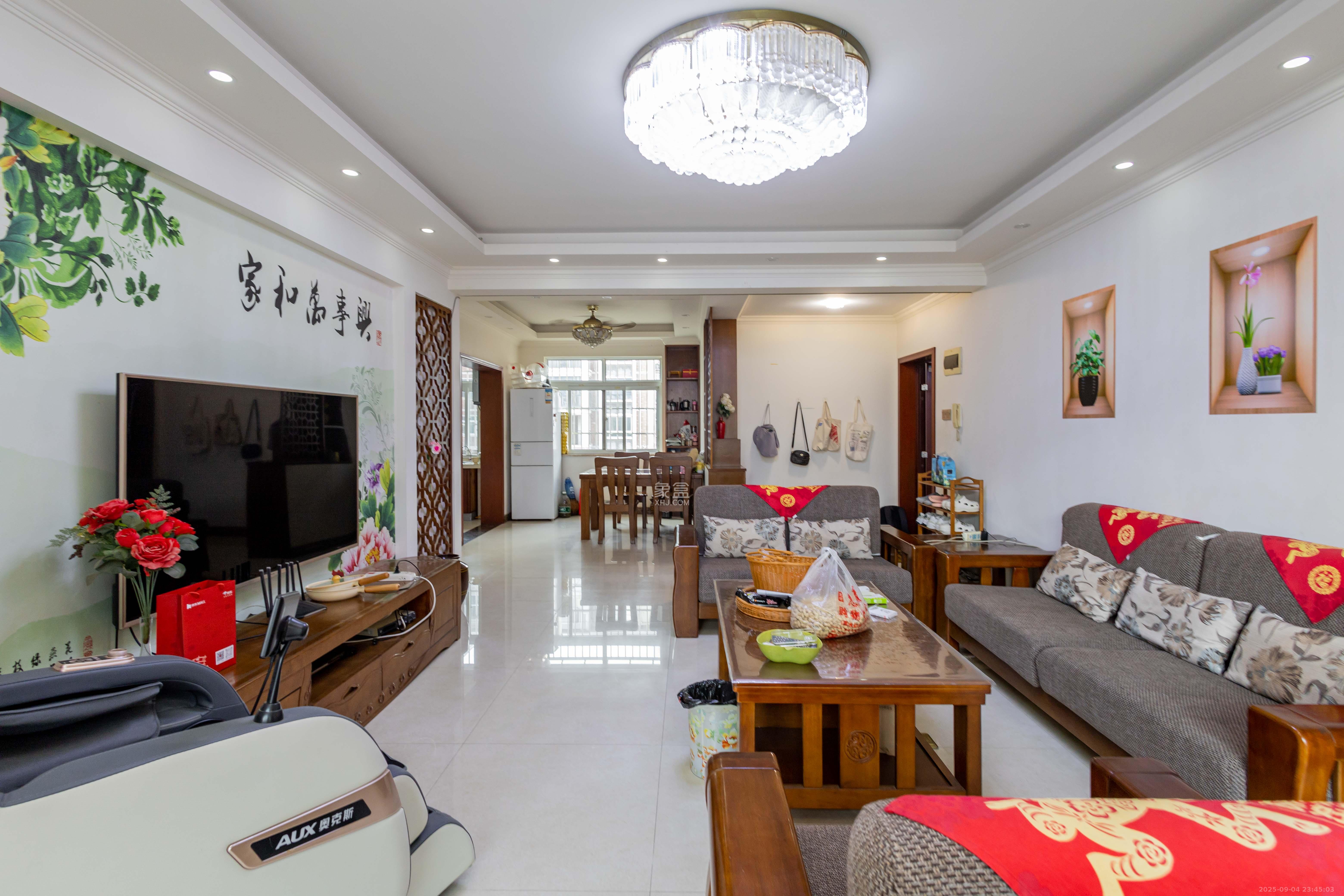 嘉盛和园 4室2厅2卫 99.78万 嘉盛和园 4室2厅2卫 99.78万客厅