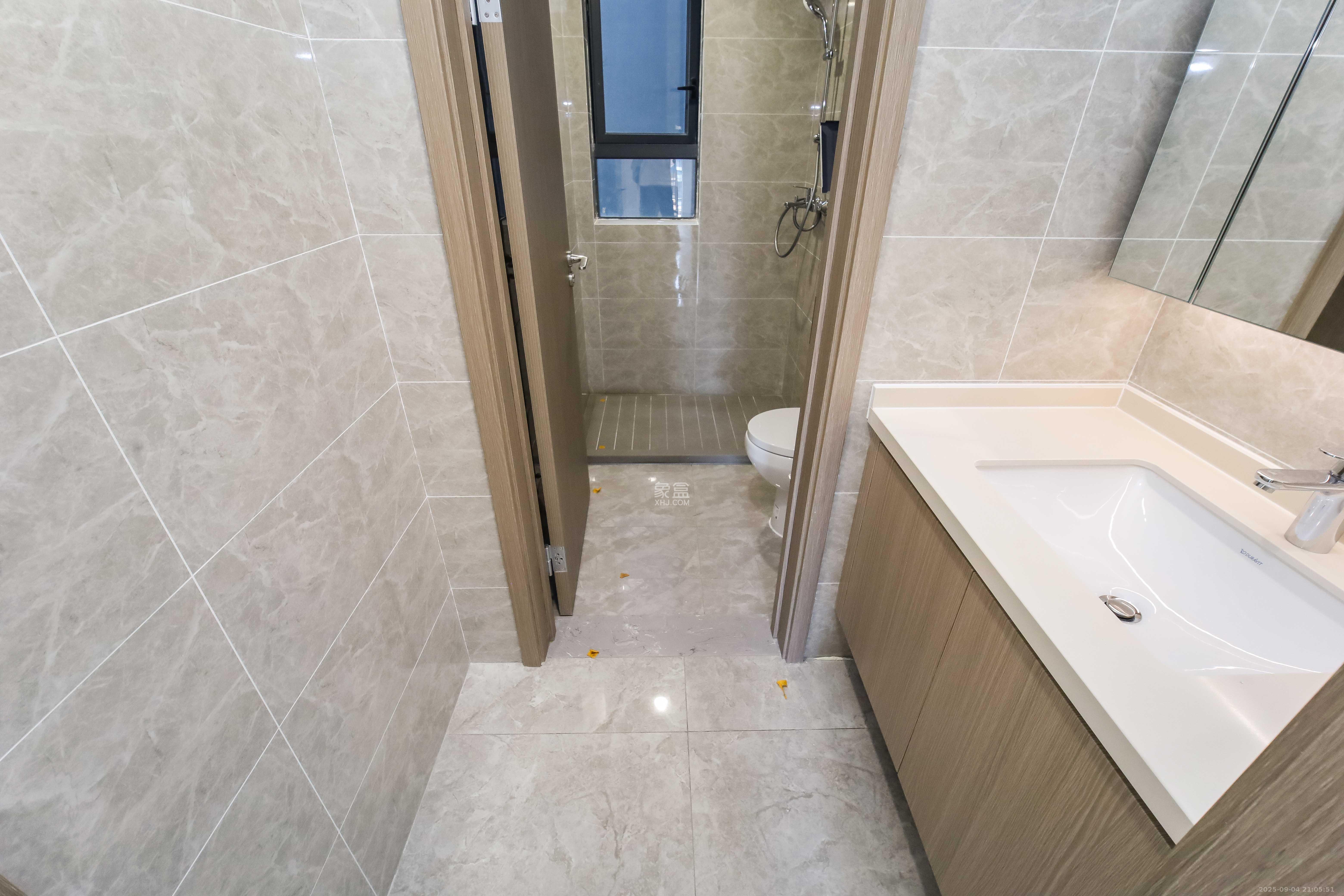 德奥上河城章  3室2厅2卫    165.0万卫生间