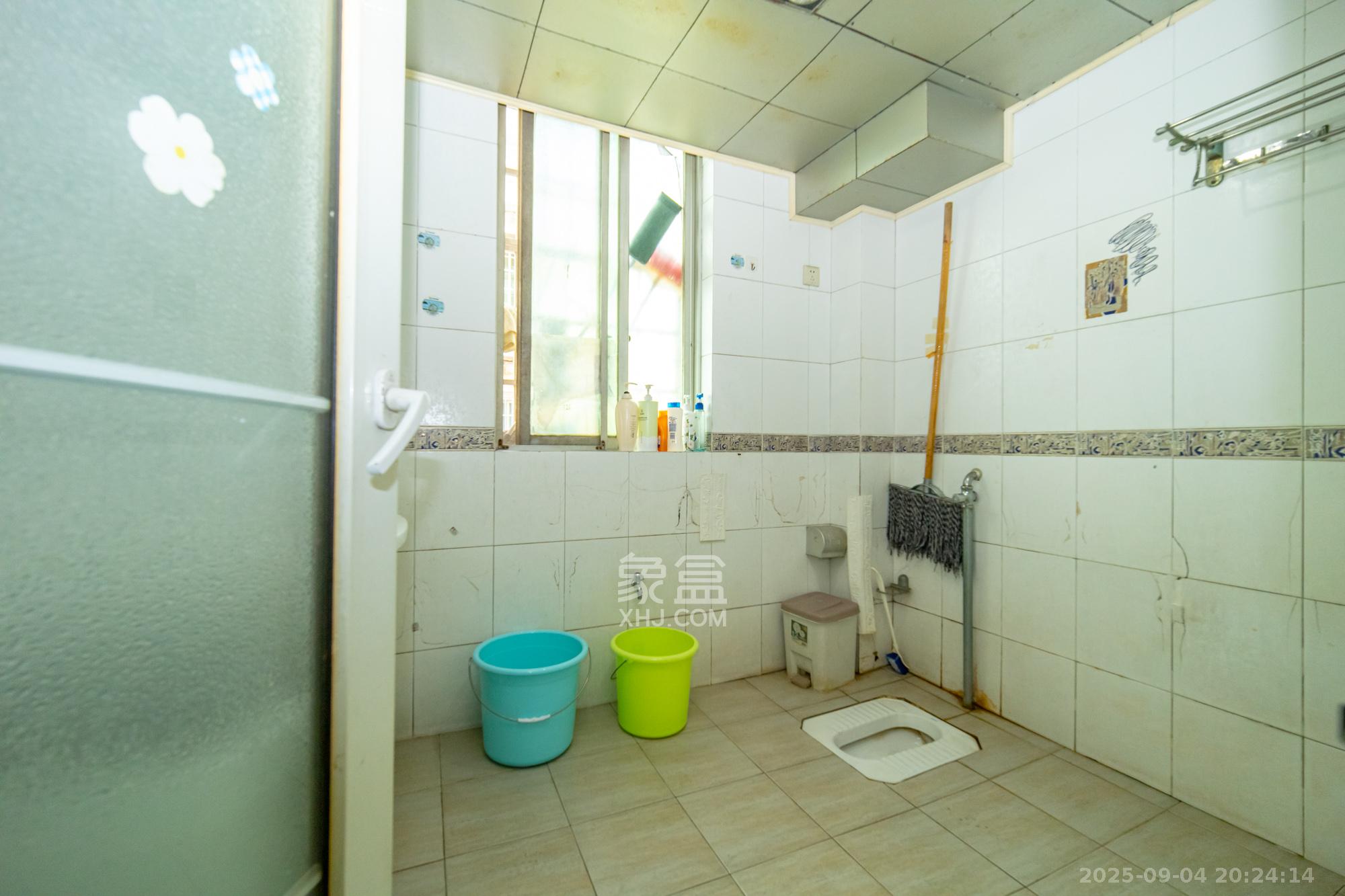 中南汽车世界 4室2厅2卫 46.8万 中南汽车世界 4室2厅2卫 46.8万卫生间