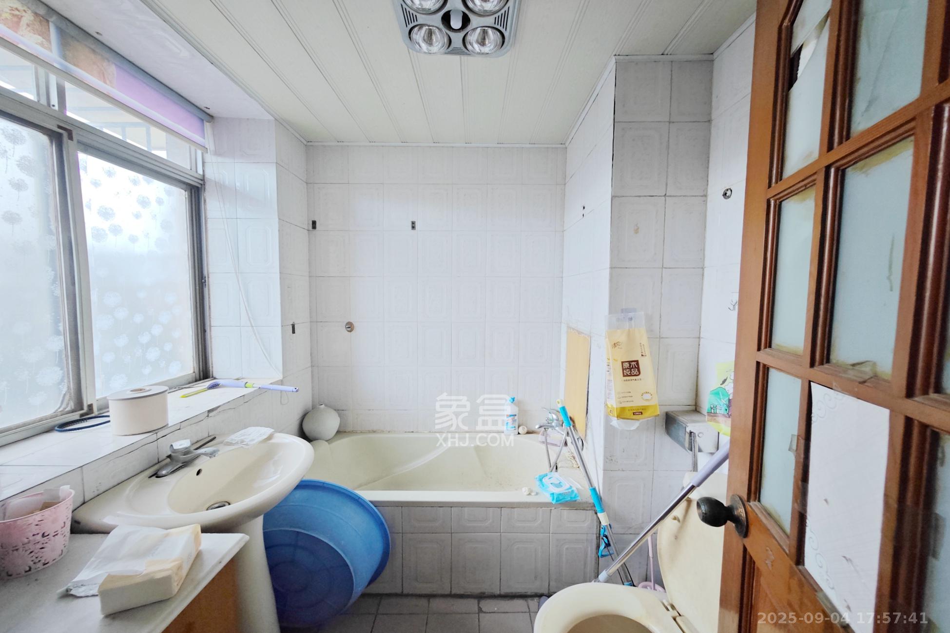 凤凰商贸城 3室2厅2卫 70.0万 凤凰商贸城 3室2厅2卫 70.0万其他