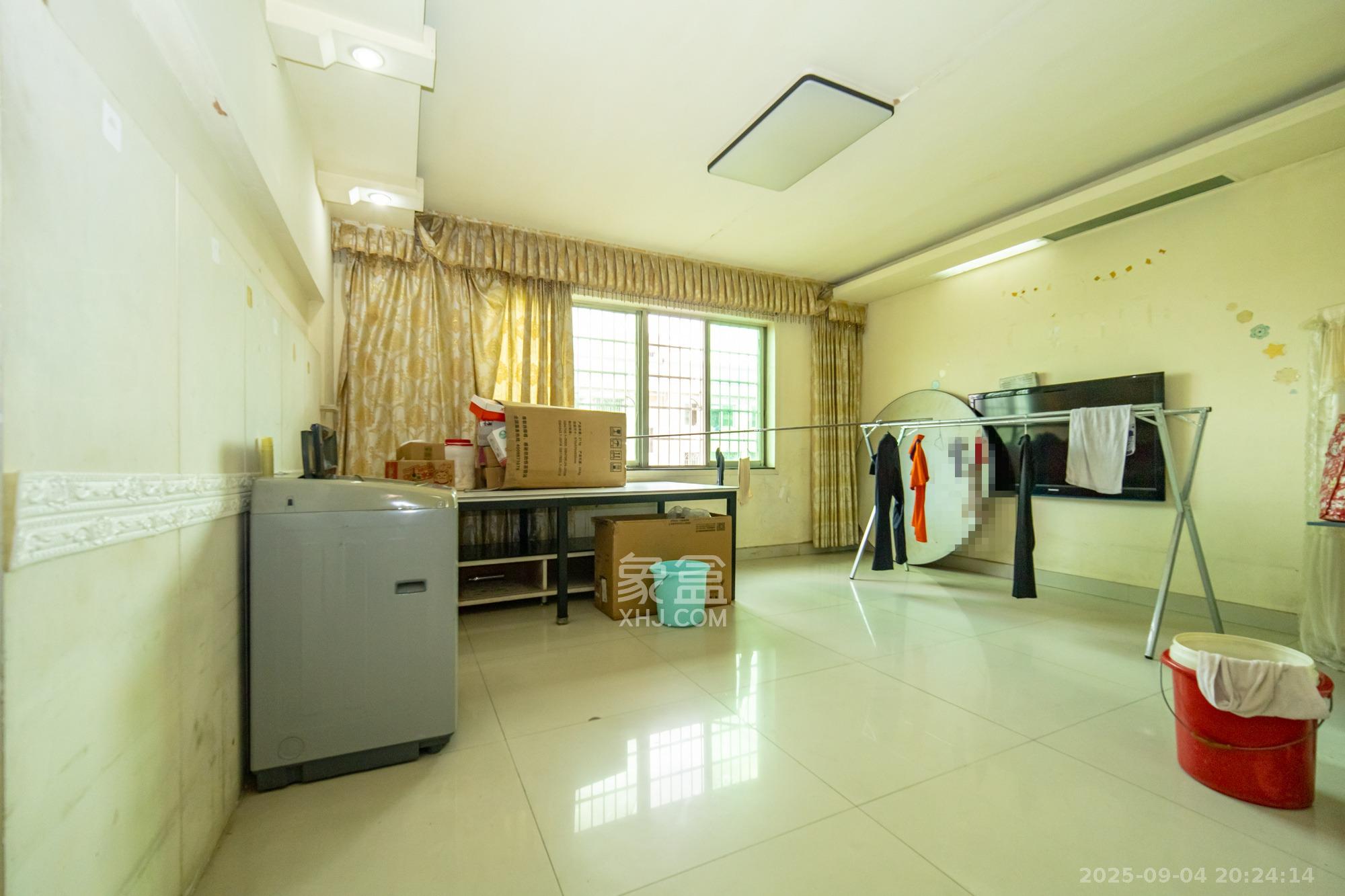 中南汽车世界 4室2厅2卫 46.8万 中南汽车世界 4室2厅2卫 46.8万客厅