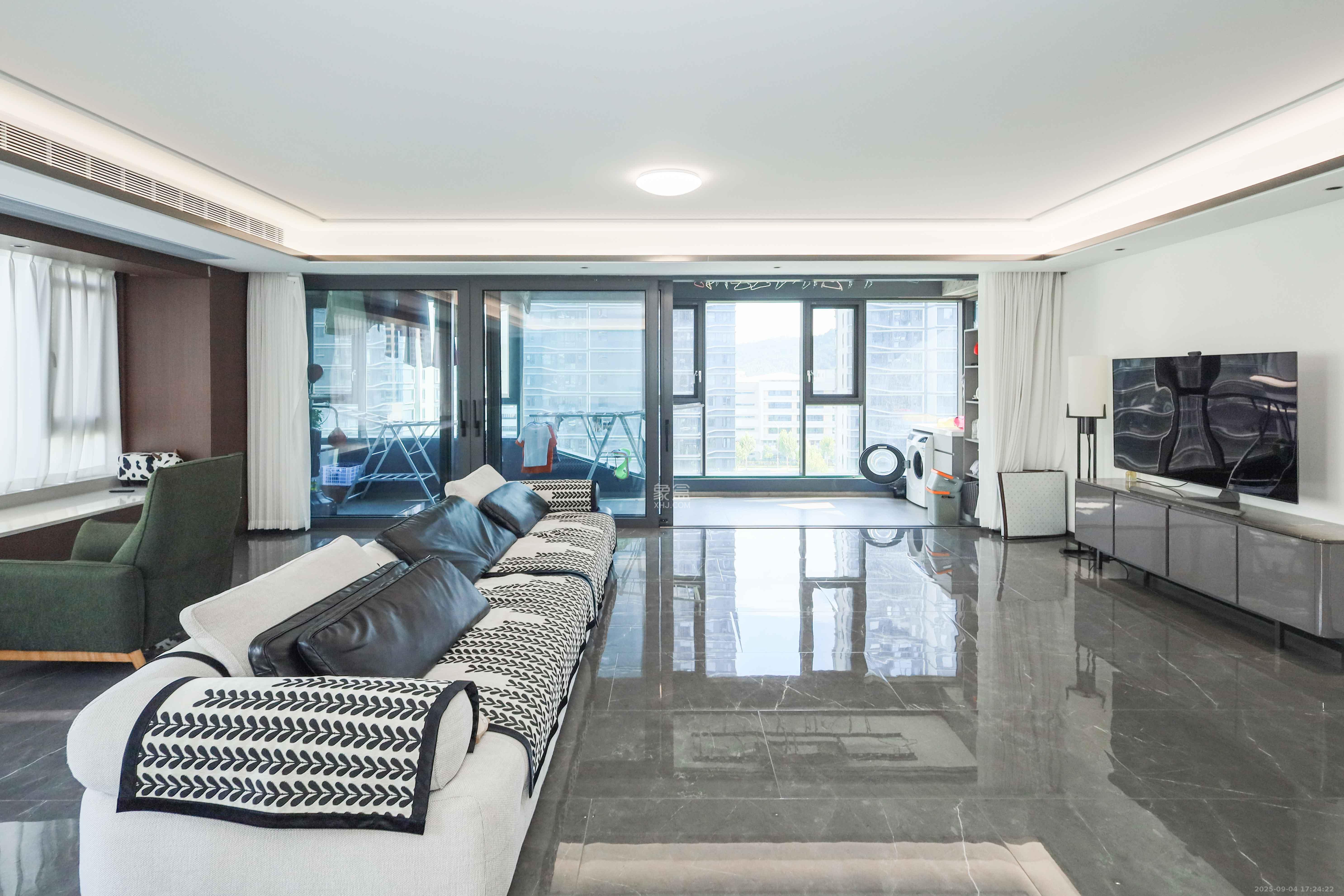 绿城招商桂语雲峯 5室2厅3卫 458.0万 绿城招商桂语雲峯 5室2厅3卫 458.0万客厅