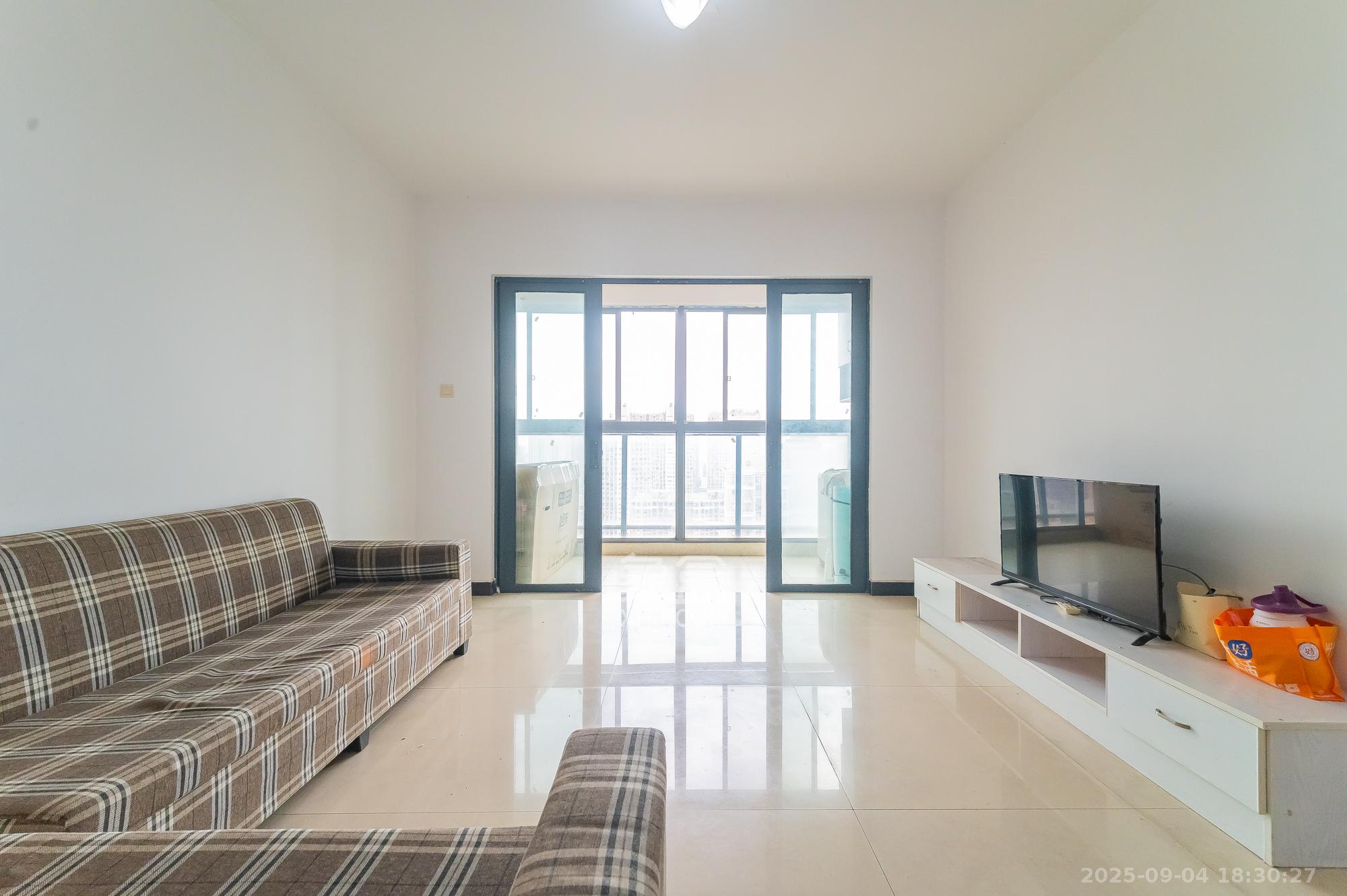 蓝山郡 2室2厅1卫 54.0万 蓝山郡 2室2厅1卫 54.0万客厅