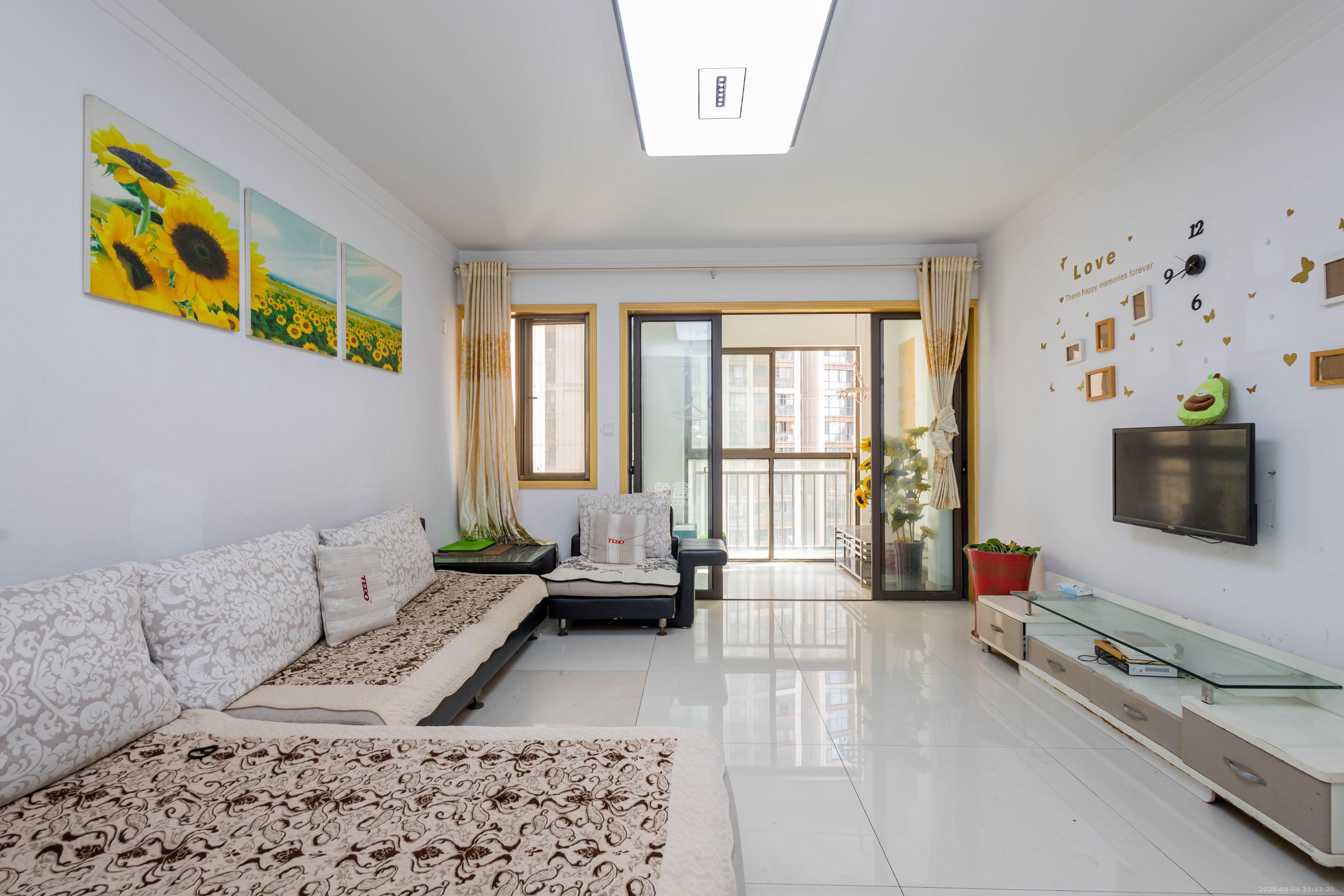 旭辉华庭 4室1厅2卫 75.0万 旭辉华庭 4室1厅2卫 75.0万客厅