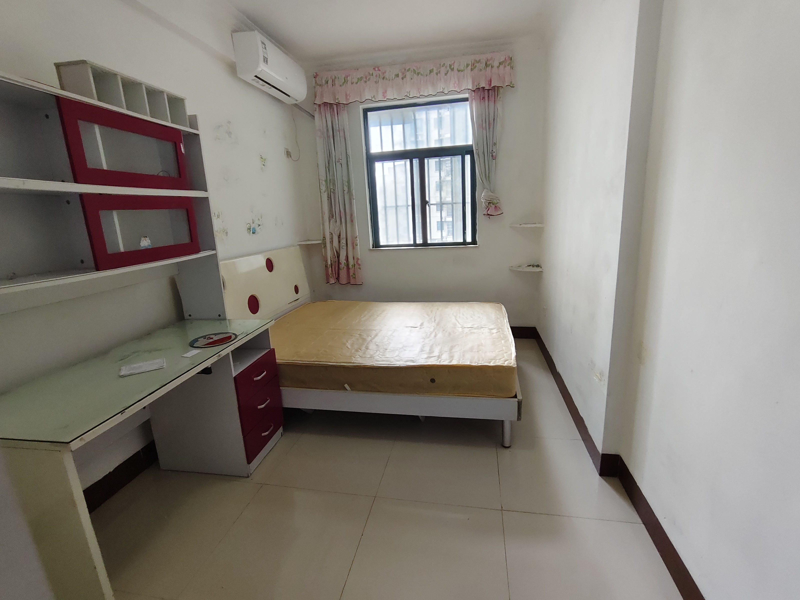 华荣府 3室2厅2卫 2500.0元/月 华荣府 3室2厅2卫 2500.0元/月室内图