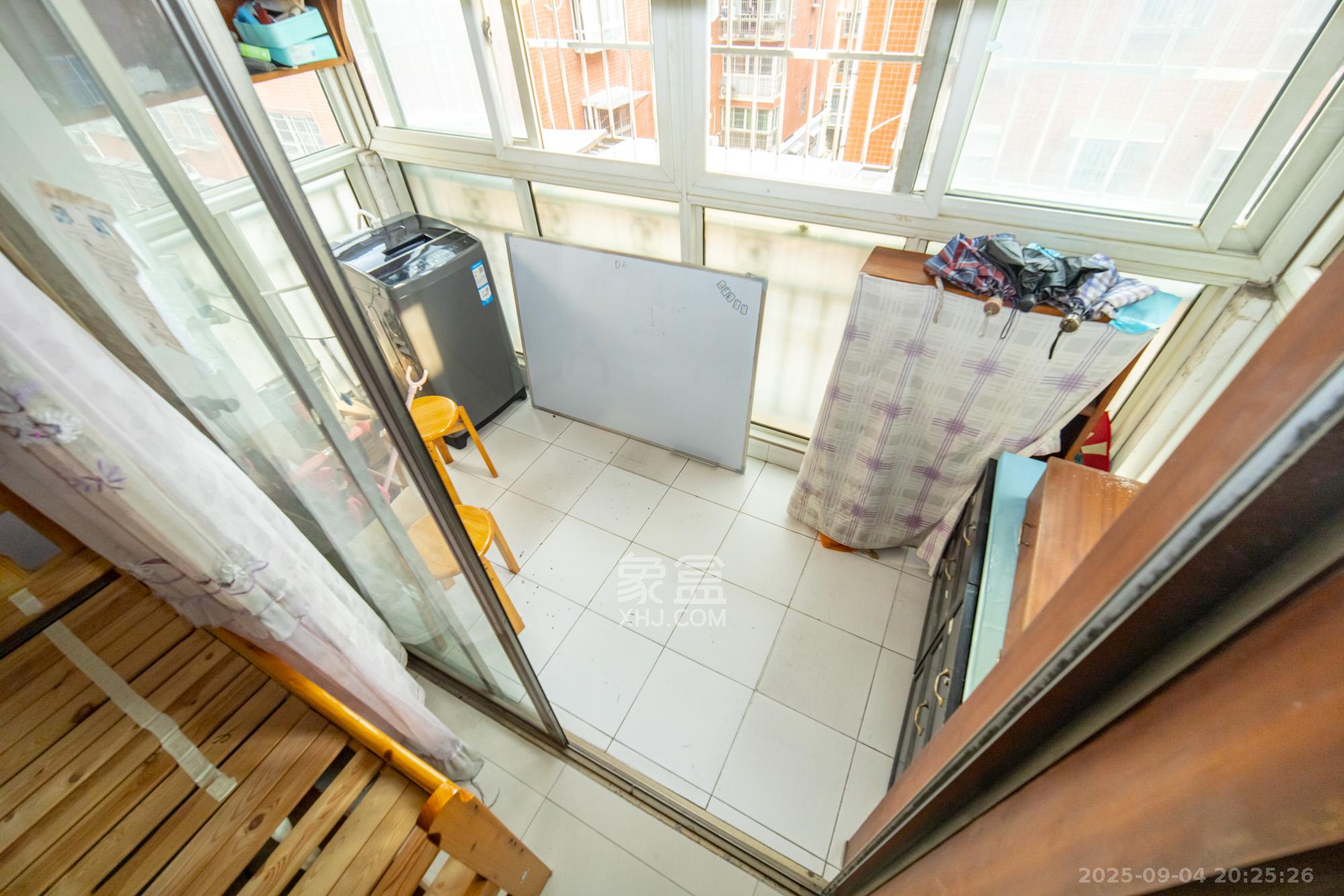 湘绣城  2室2厅1卫    35.0万 湘绣城  2室2厅1卫    35.0万阳台