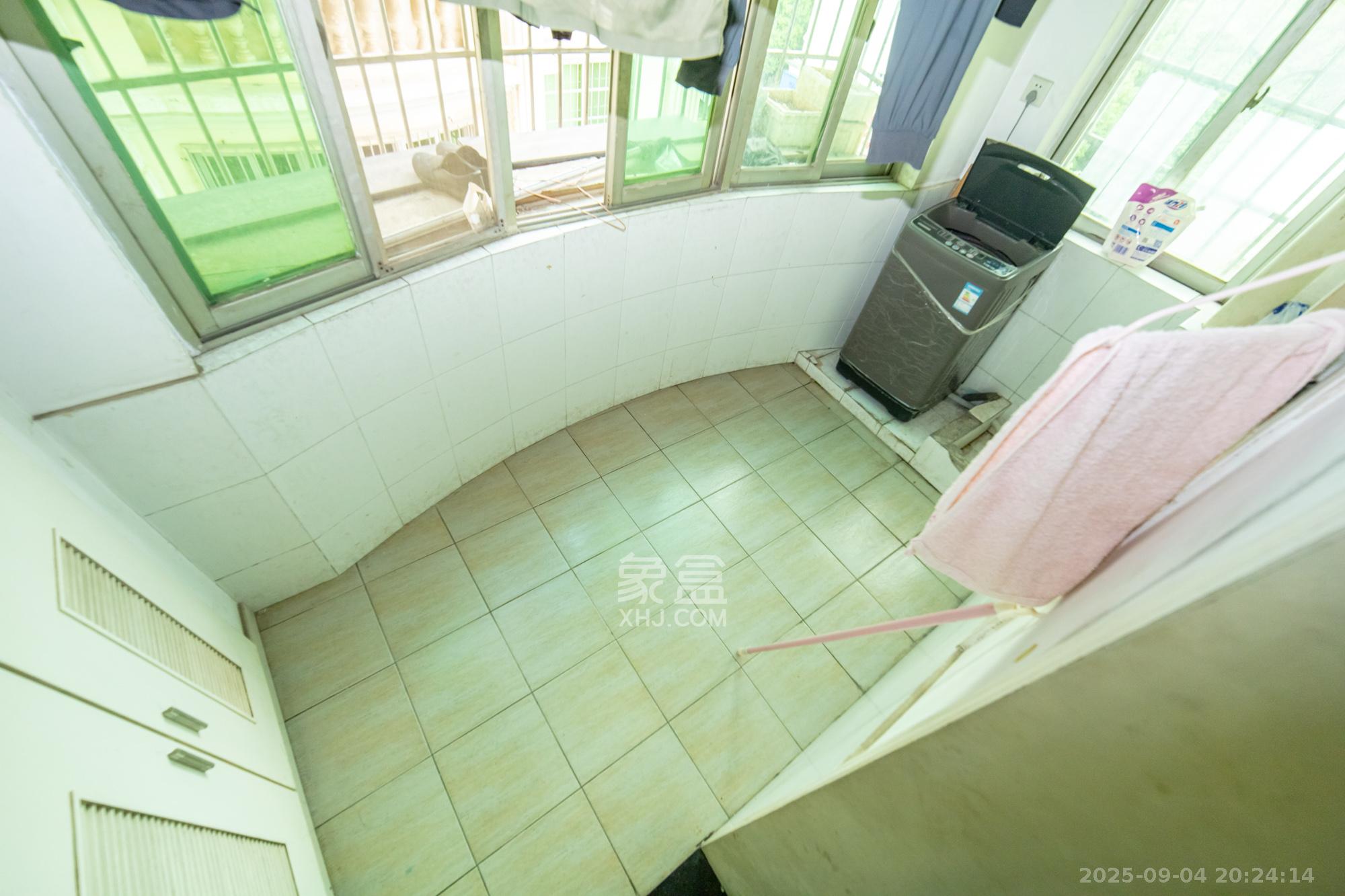 中南汽车世界 4室2厅2卫 46.8万 中南汽车世界 4室2厅2卫 46.8万阳台