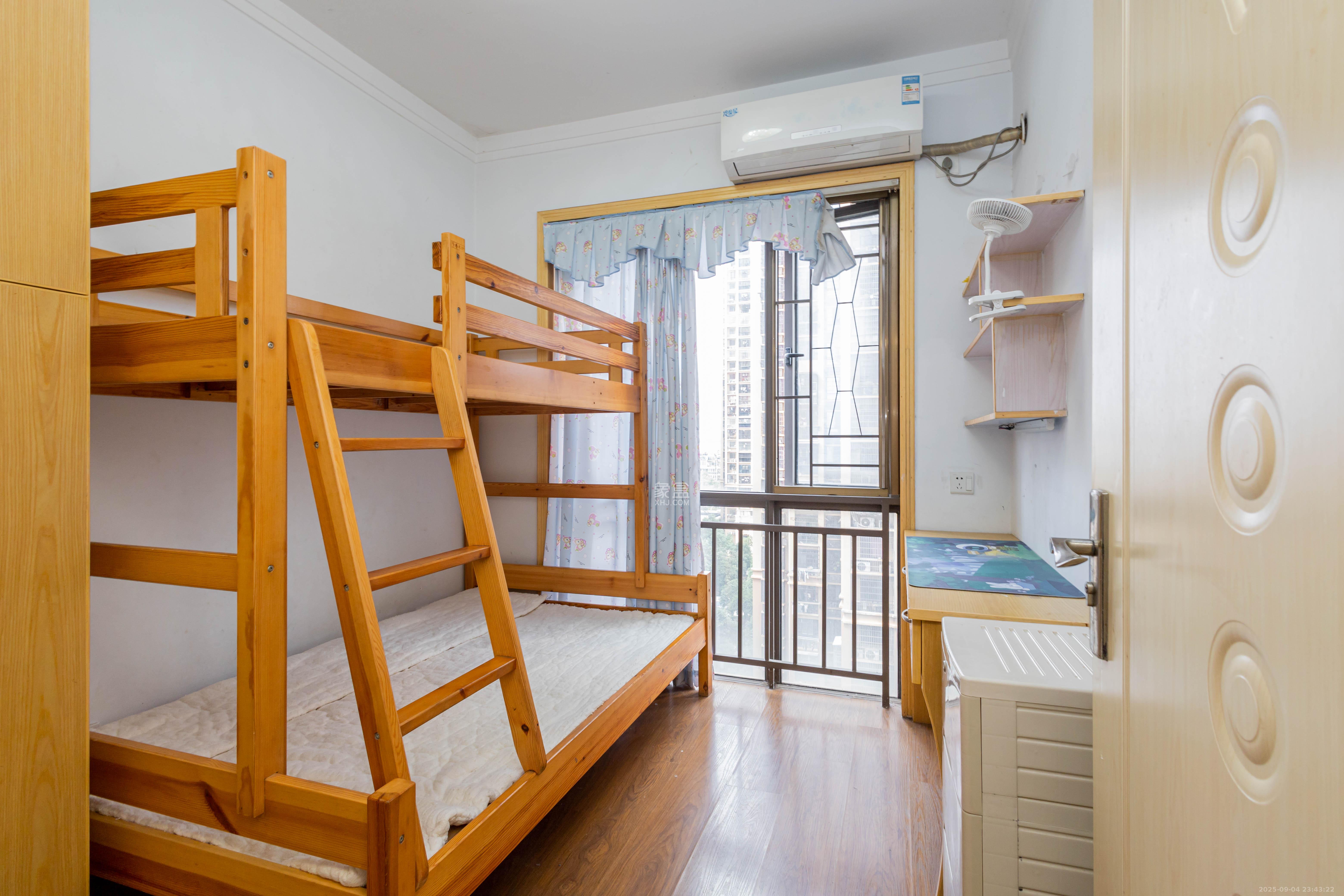 旭辉华庭 4室1厅2卫 75.0万 旭辉华庭 4室1厅2卫 75.0万卧室