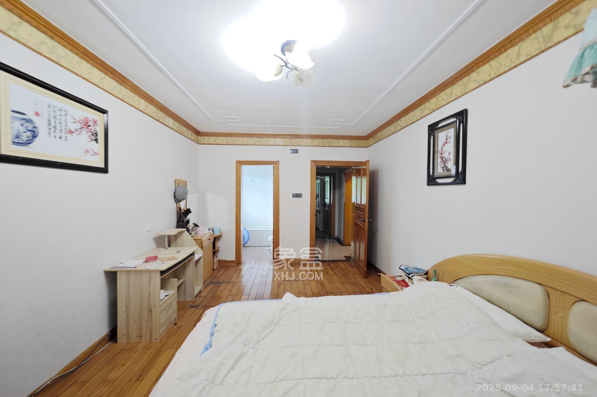 凤凰商贸城 3室2厅2卫 70.0万 凤凰商贸城 3室2厅2卫 70.0万卧室