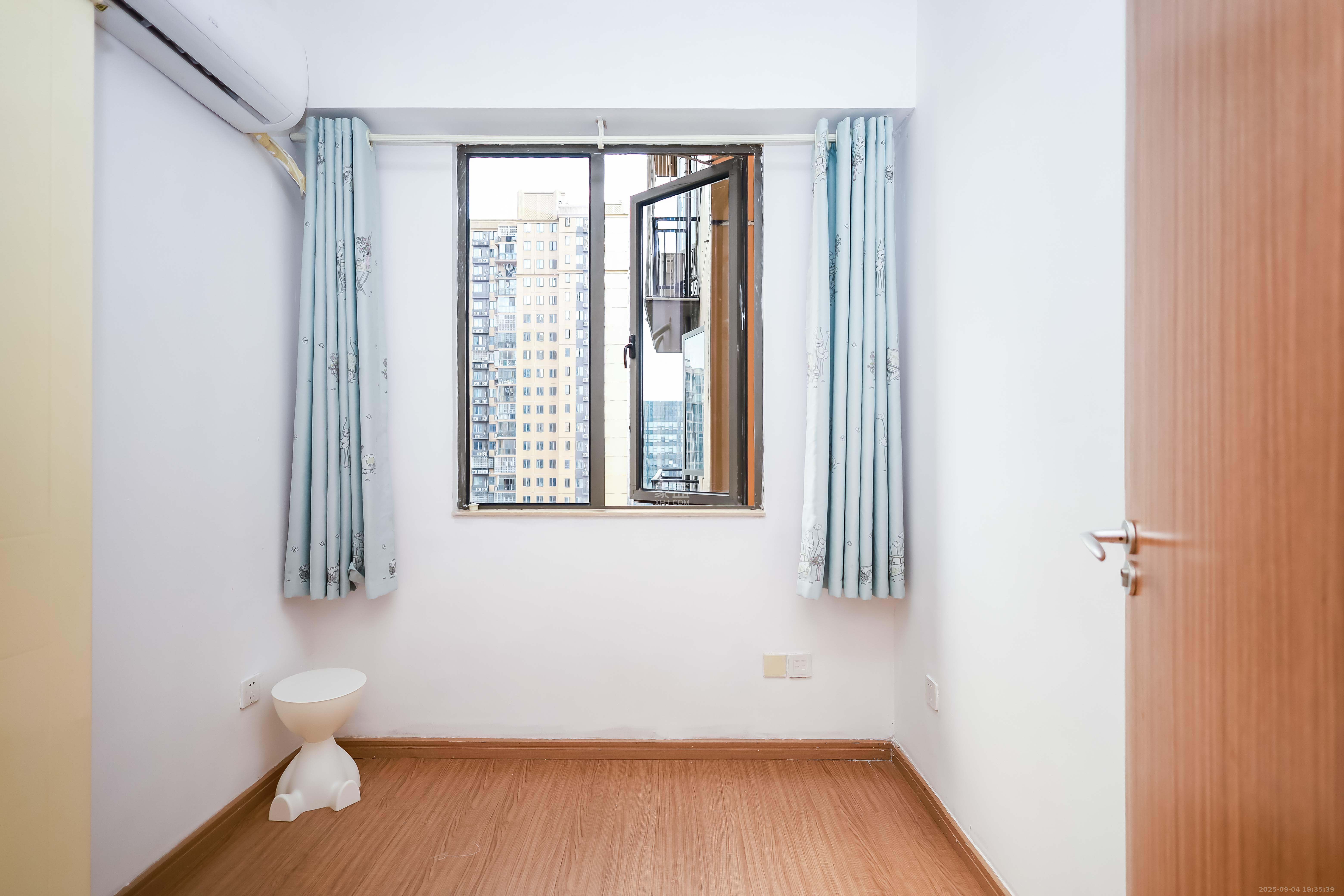 麓谷小镇  3室2厅1卫    53.0万 麓谷小镇  3室2厅1卫    53.0万卧室