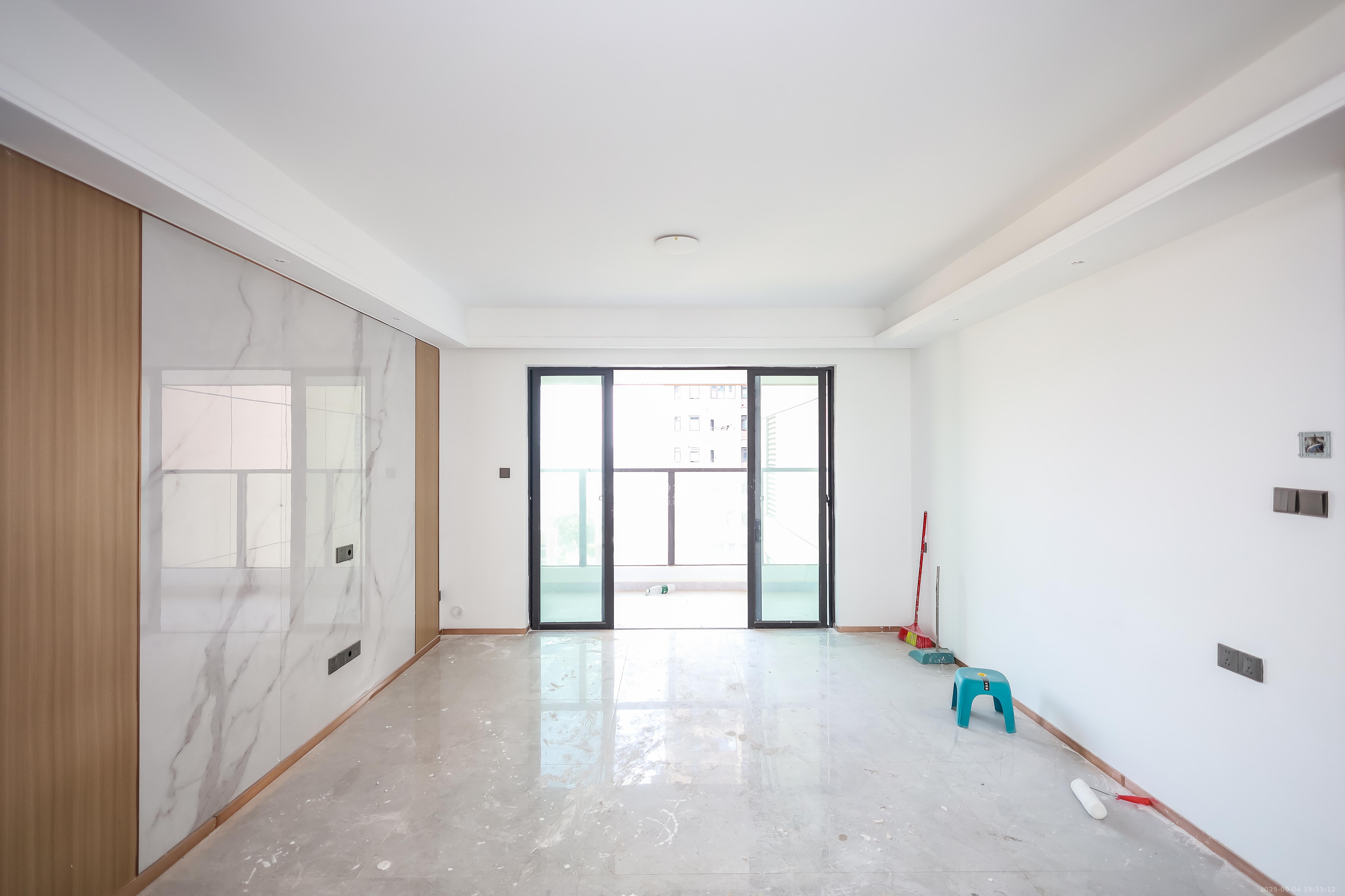 汉唐世家二期  4室2厅2卫    115.0万 汉唐世家二期  4室2厅2卫    115.0万客厅