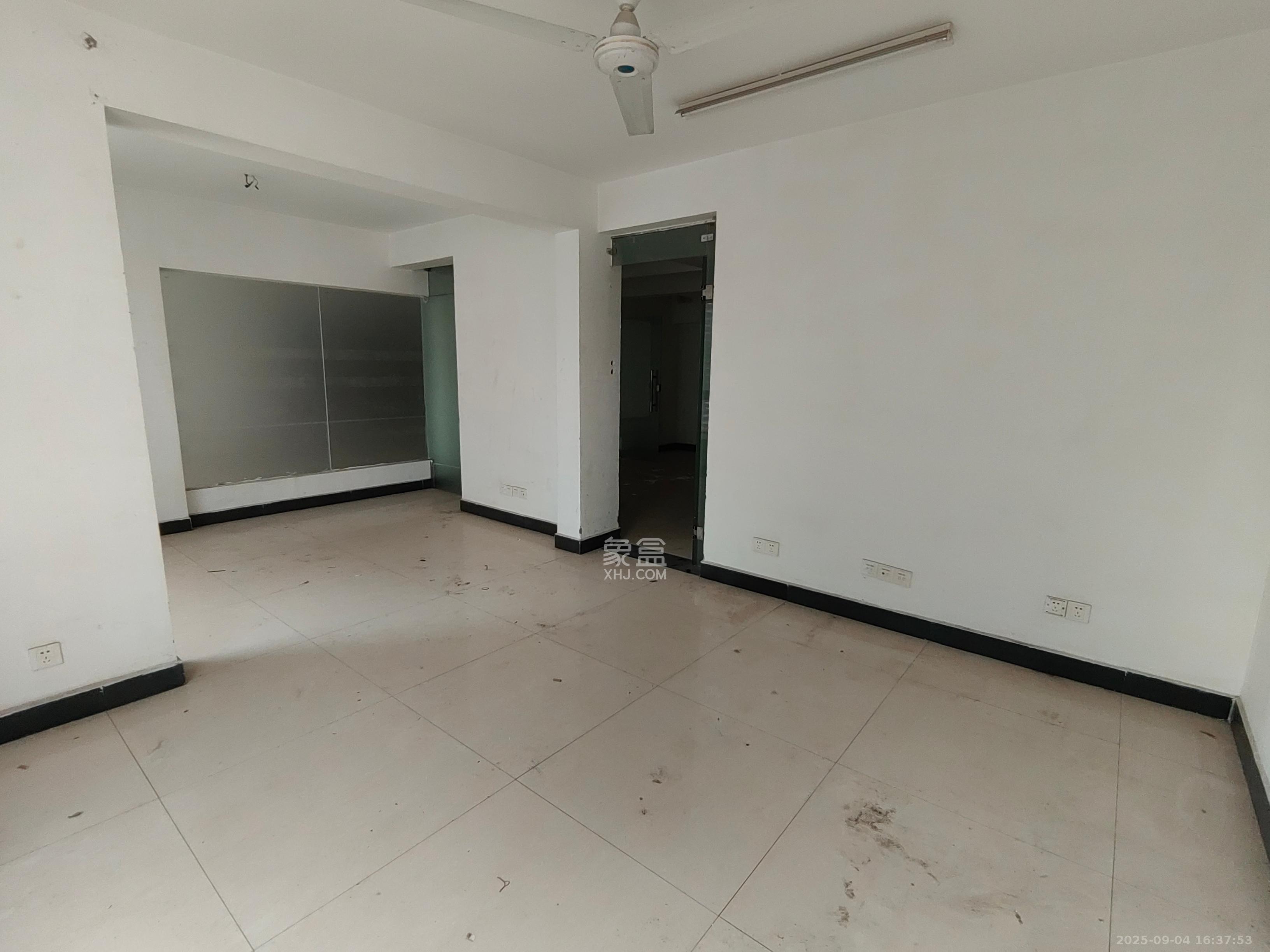 高桥现代商贸城  3室2厅1卫    3800.0元/月 高桥现代商贸城  3室2厅1卫    3800.0元/月室内图