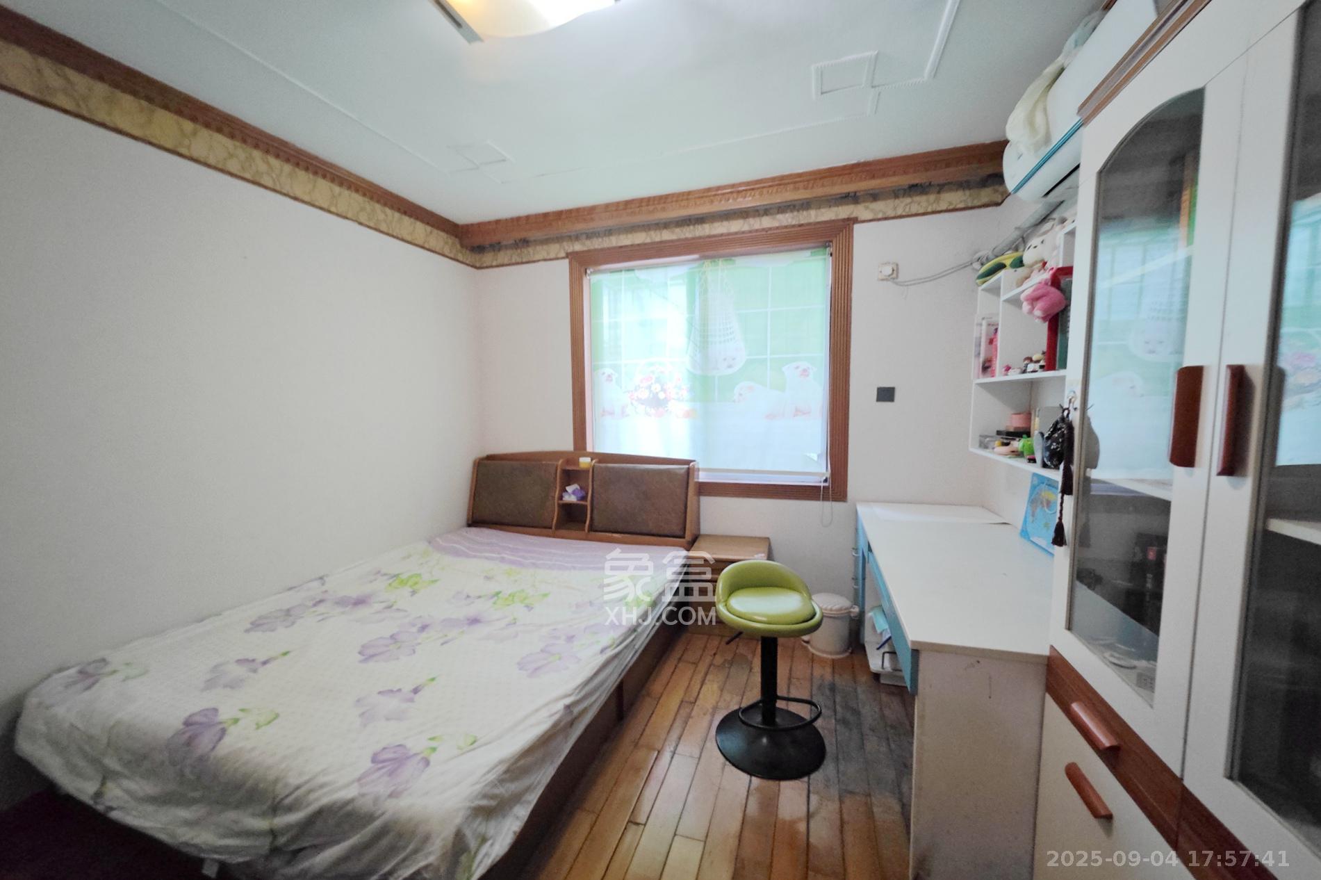 凤凰商贸城 3室2厅2卫 70.0万 凤凰商贸城 3室2厅2卫 70.0万卧室