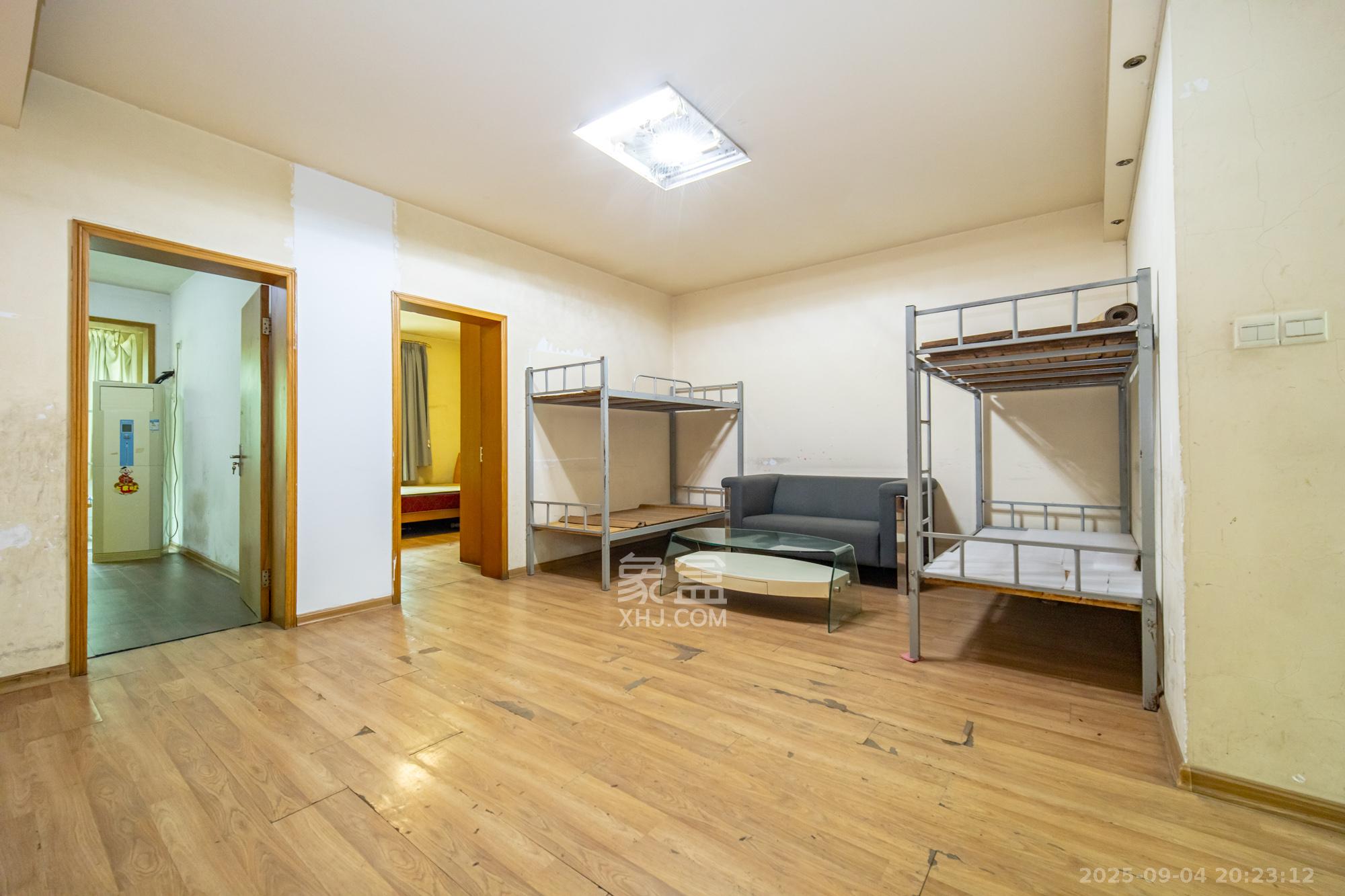 中南汽车世界 3室2厅1卫 38.8万 中南汽车世界 3室2厅1卫 38.8万客厅