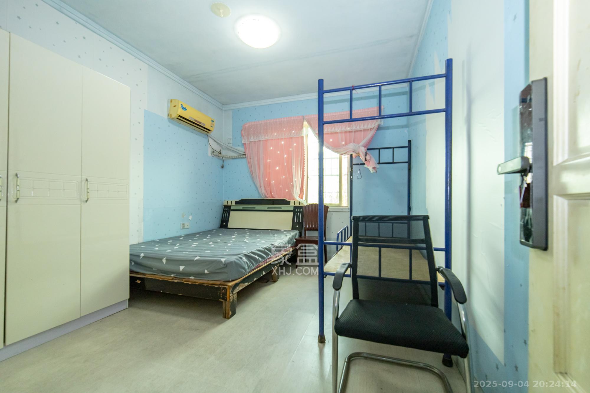 中南汽车世界 4室2厅2卫 46.8万 中南汽车世界 4室2厅2卫 46.8万卧室