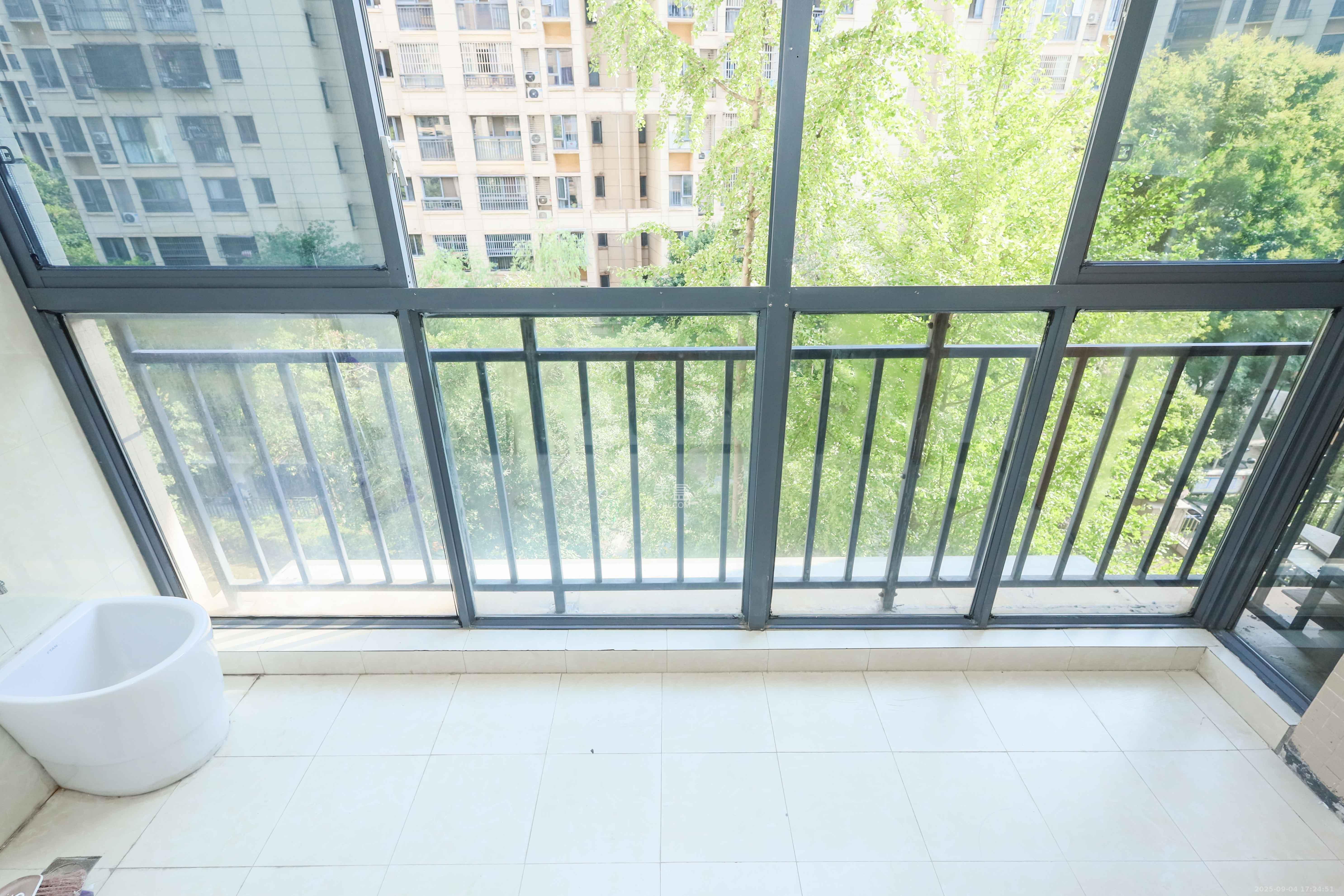 保利麓谷林语A区  3室2厅1卫    78.0万阳台