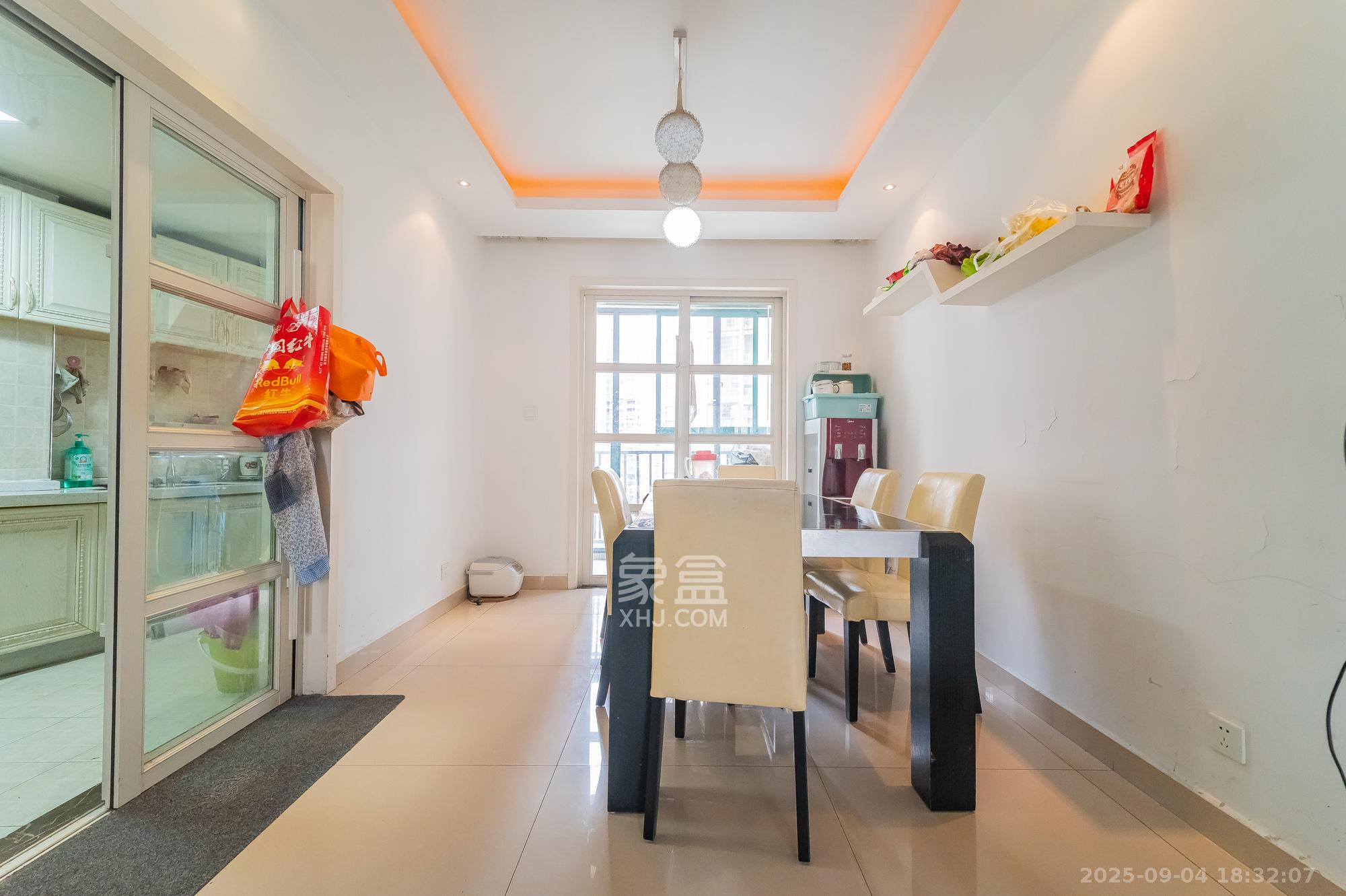 筑梦佳园  4室2厅2卫    99.8万客厅