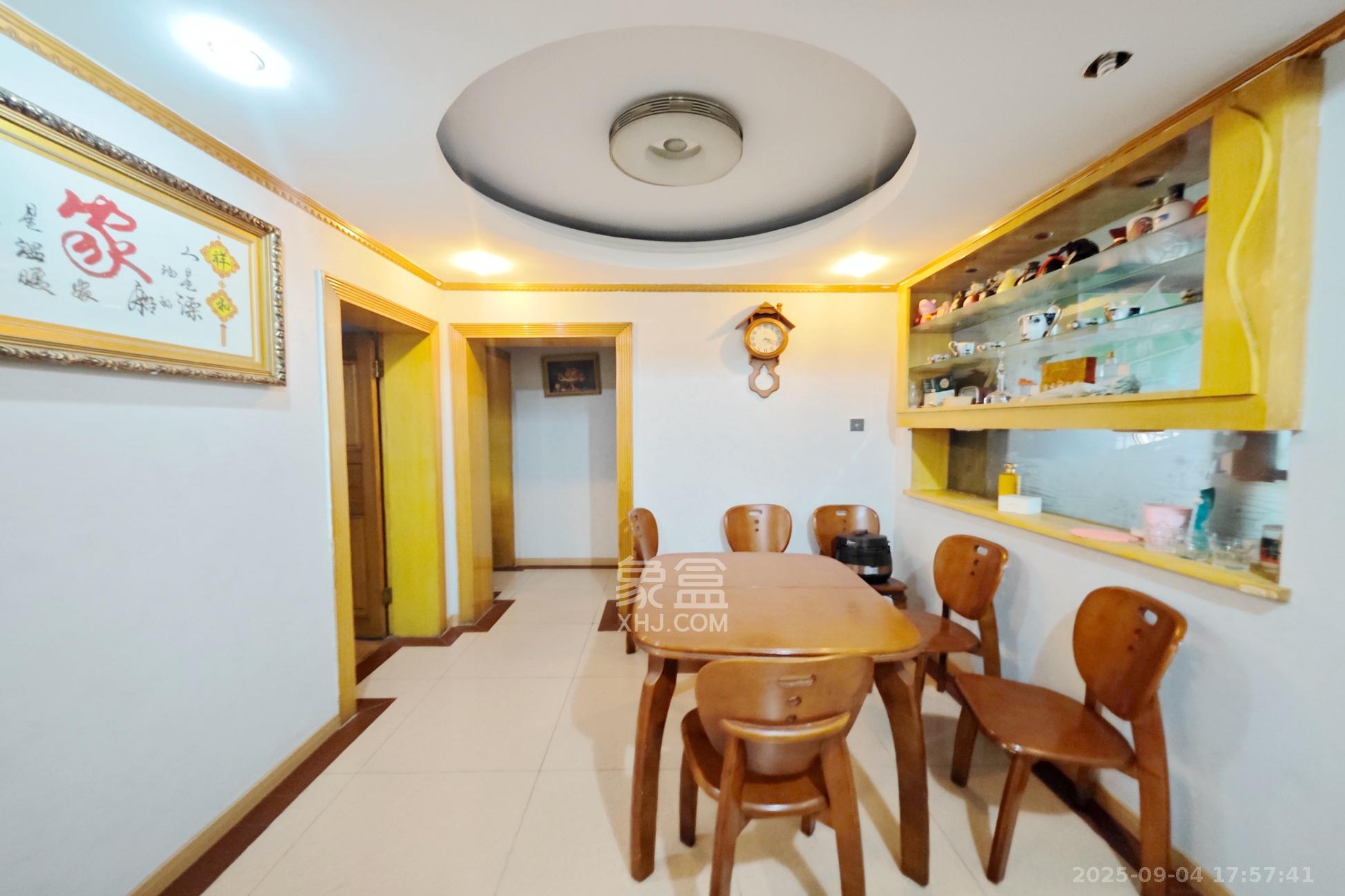 凤凰商贸城 3室2厅2卫 70.0万 凤凰商贸城 3室2厅2卫 70.0万客厅