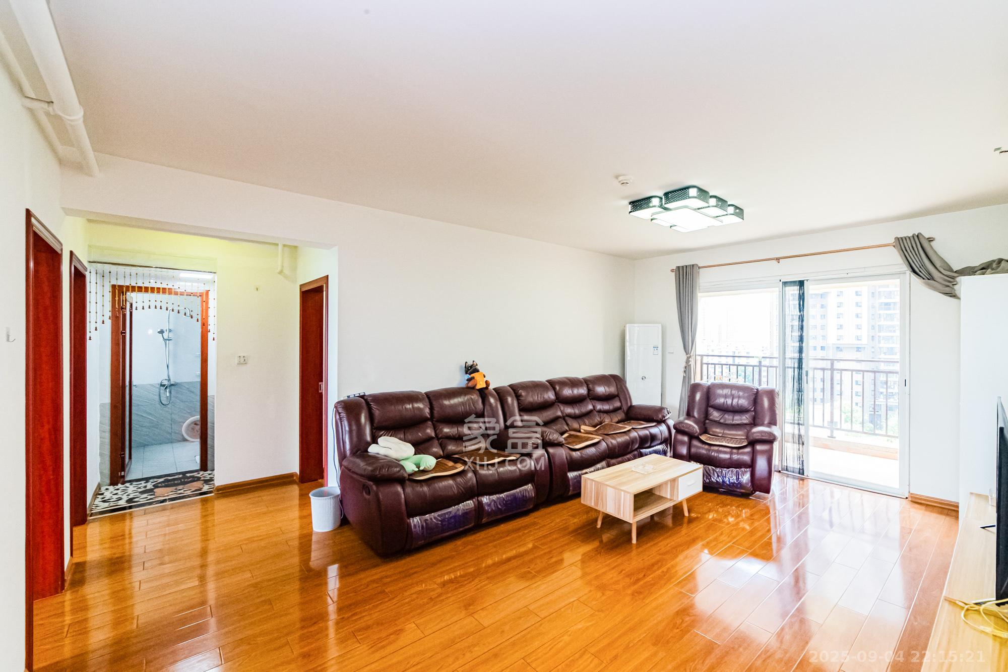 北辰三角洲C3区 3室2厅2卫 193.0万 北辰三角洲C3区 3室2厅2卫 193.0万客厅