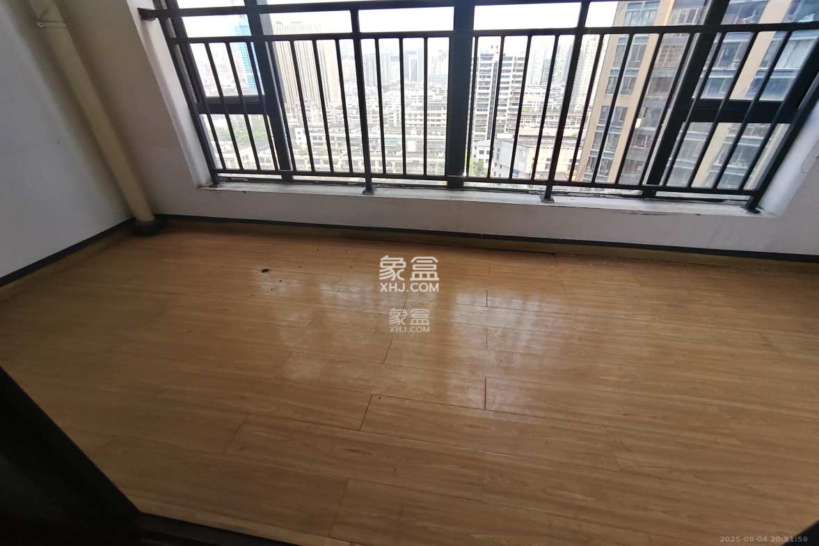 长房天翼未来城  5室1厅2卫    4200.0元/月 长房天翼未来城  5室1厅2卫    4200.0元/月室内图