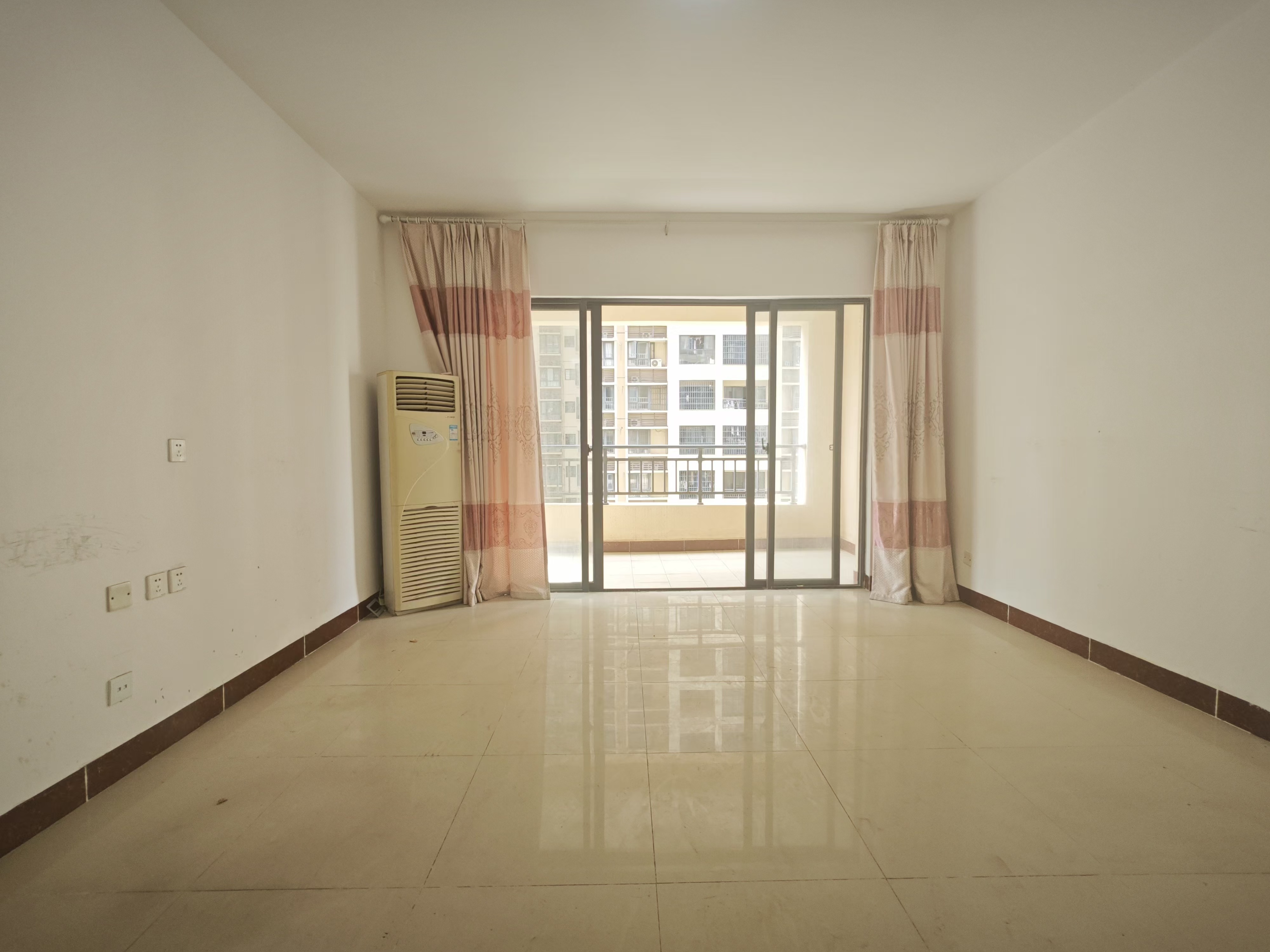 美舍嘉苑一期  4室2厅3卫    3000.0元/月 美舍嘉苑一期  4室2厅3卫    3000.0元/月室内图