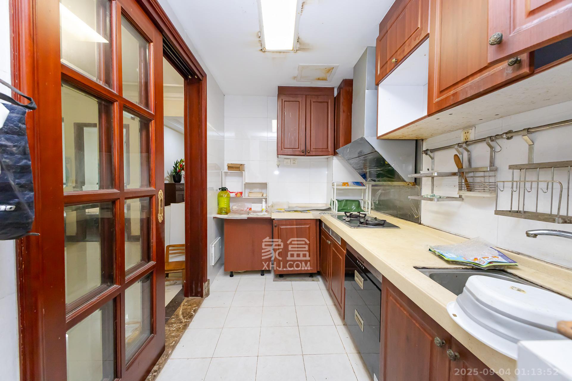 恒大名都 4室2厅2卫 76.50万 恒大名都 4室2厅2卫 76.50万厨房