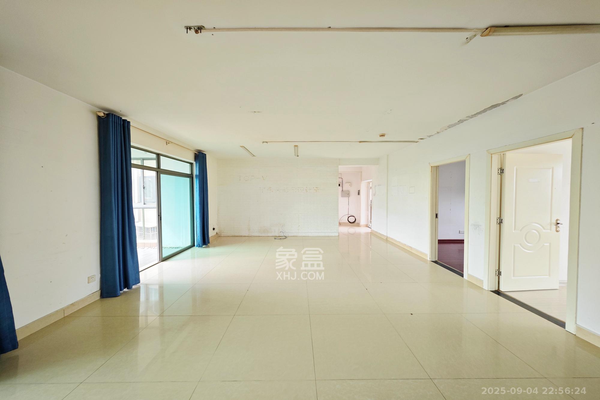 新城新世界一二三期  4室2厅2卫    142.0万 新城新世界一二三期  4室2厅2卫    142.0万客厅