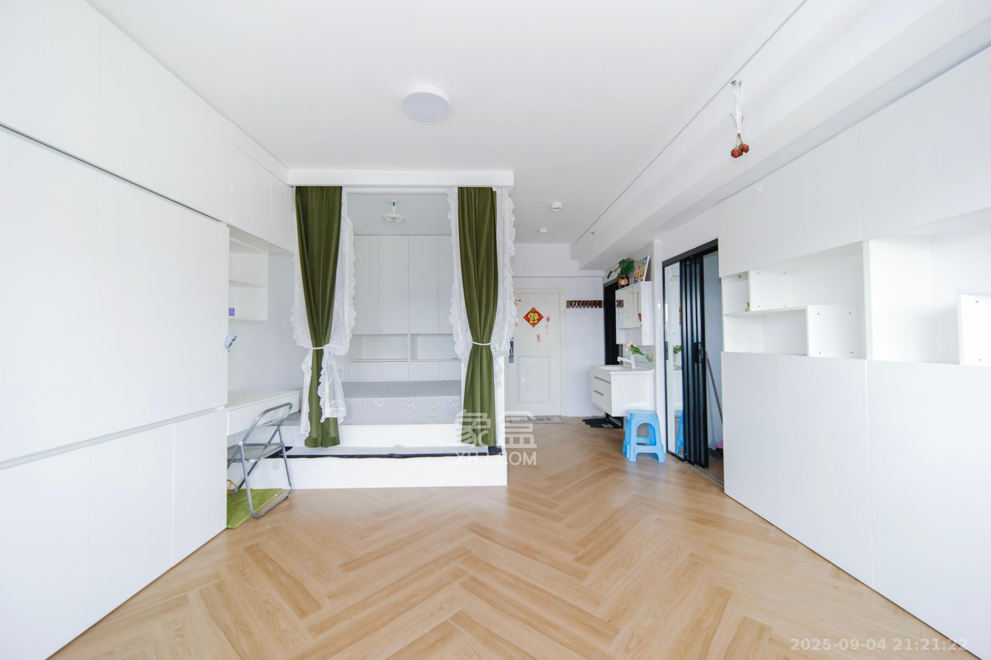 香颂国际  1室1厅1卫    39.8万客厅