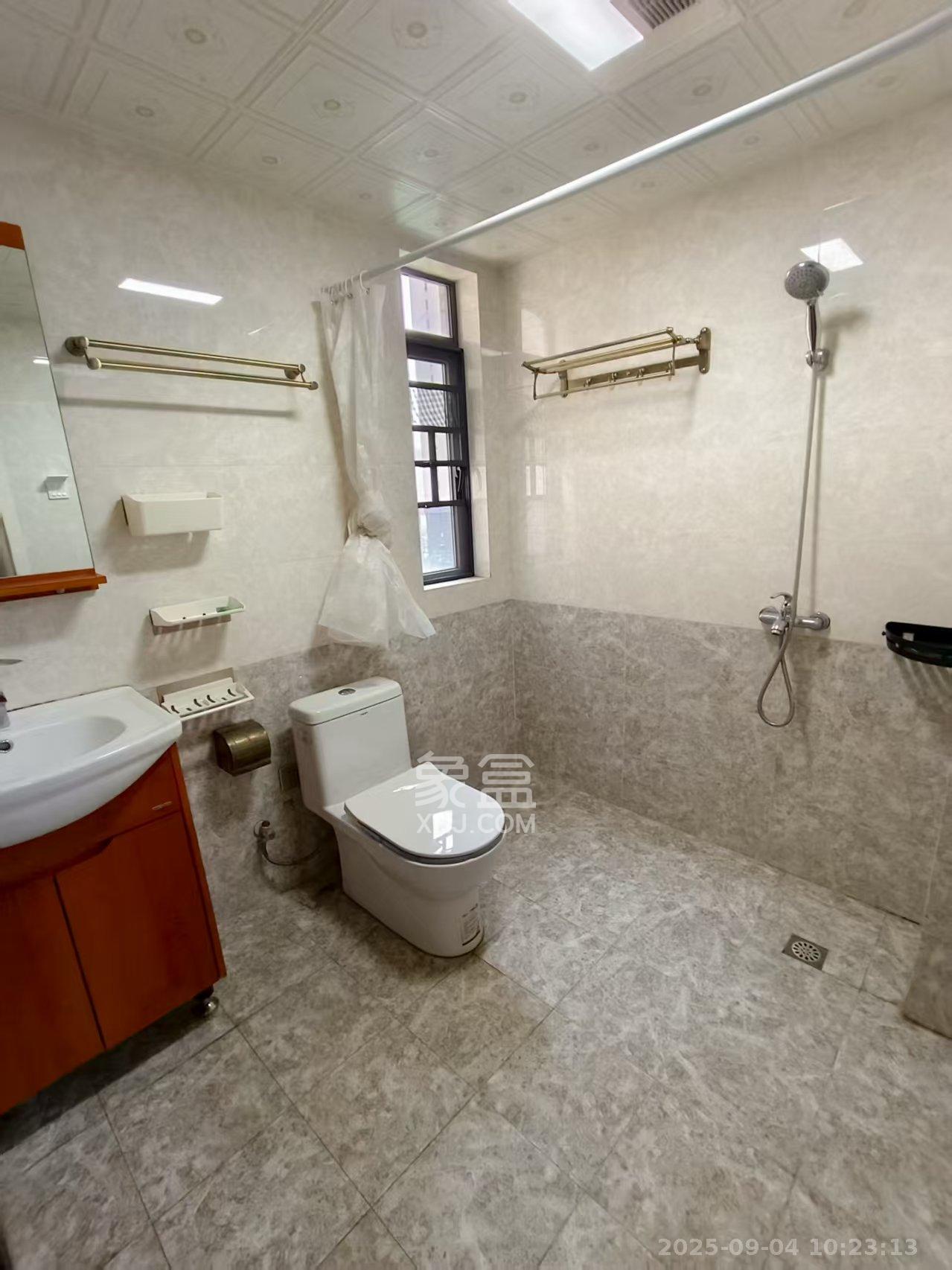 中国铁建国际城二期  4室2厅2卫    2600.0元/月室内图