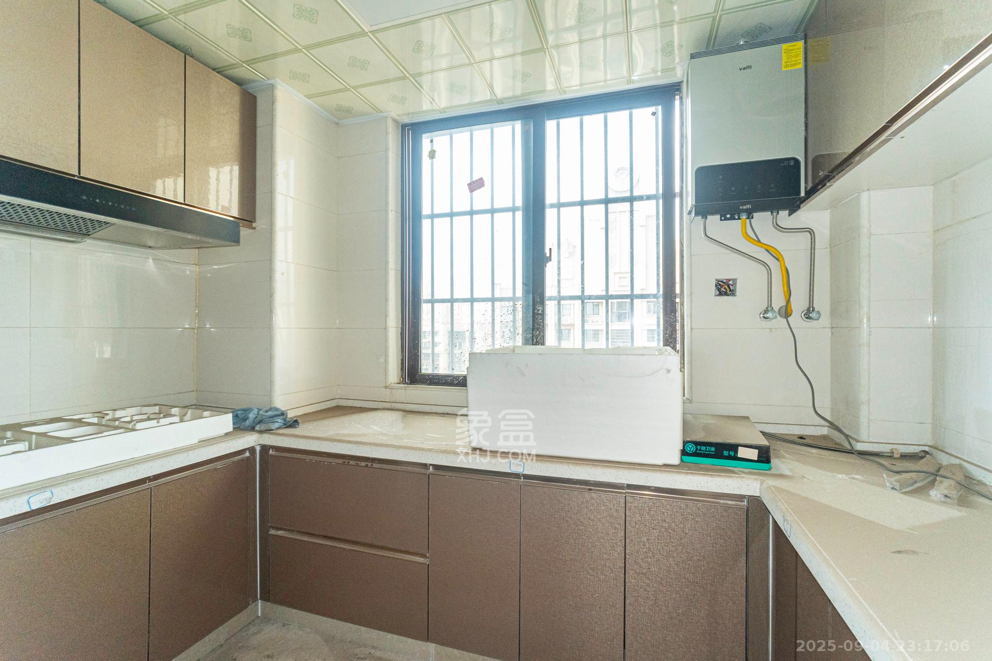 东方美地  4室2厅2卫    82.8万厨房