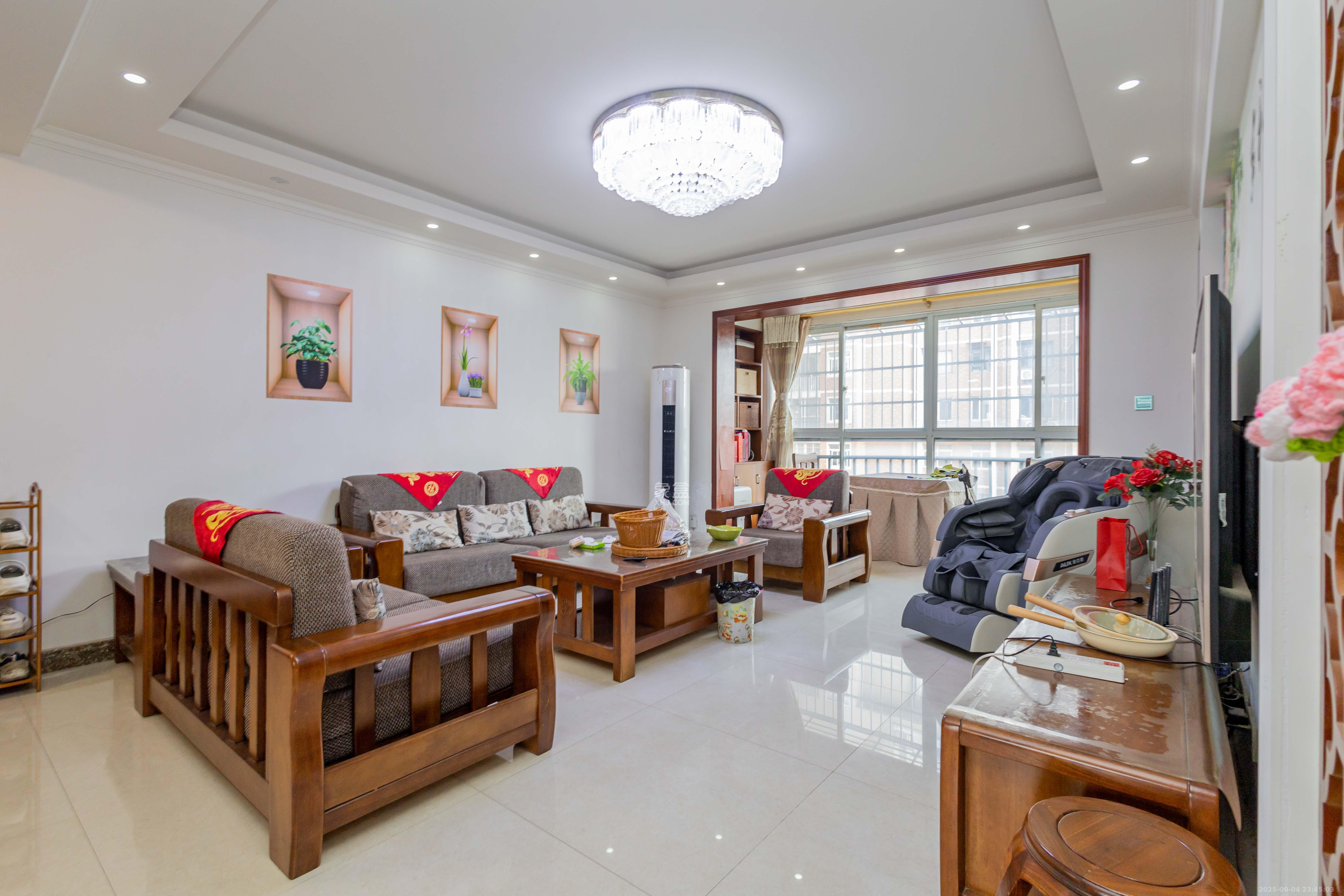 嘉盛和园 4室2厅2卫 99.78万 嘉盛和园 4室2厅2卫 99.78万客厅