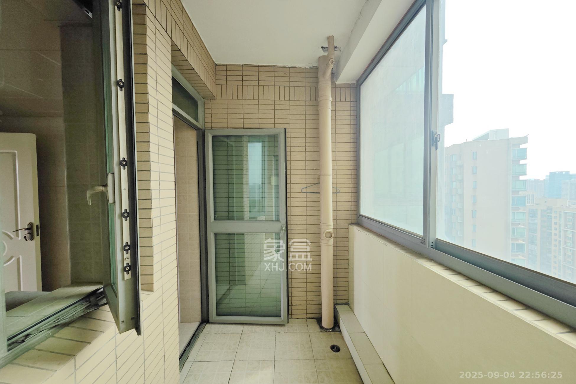 新城新世界一二三期  4室2厅2卫    142.0万 新城新世界一二三期  4室2厅2卫    142.0万阳台