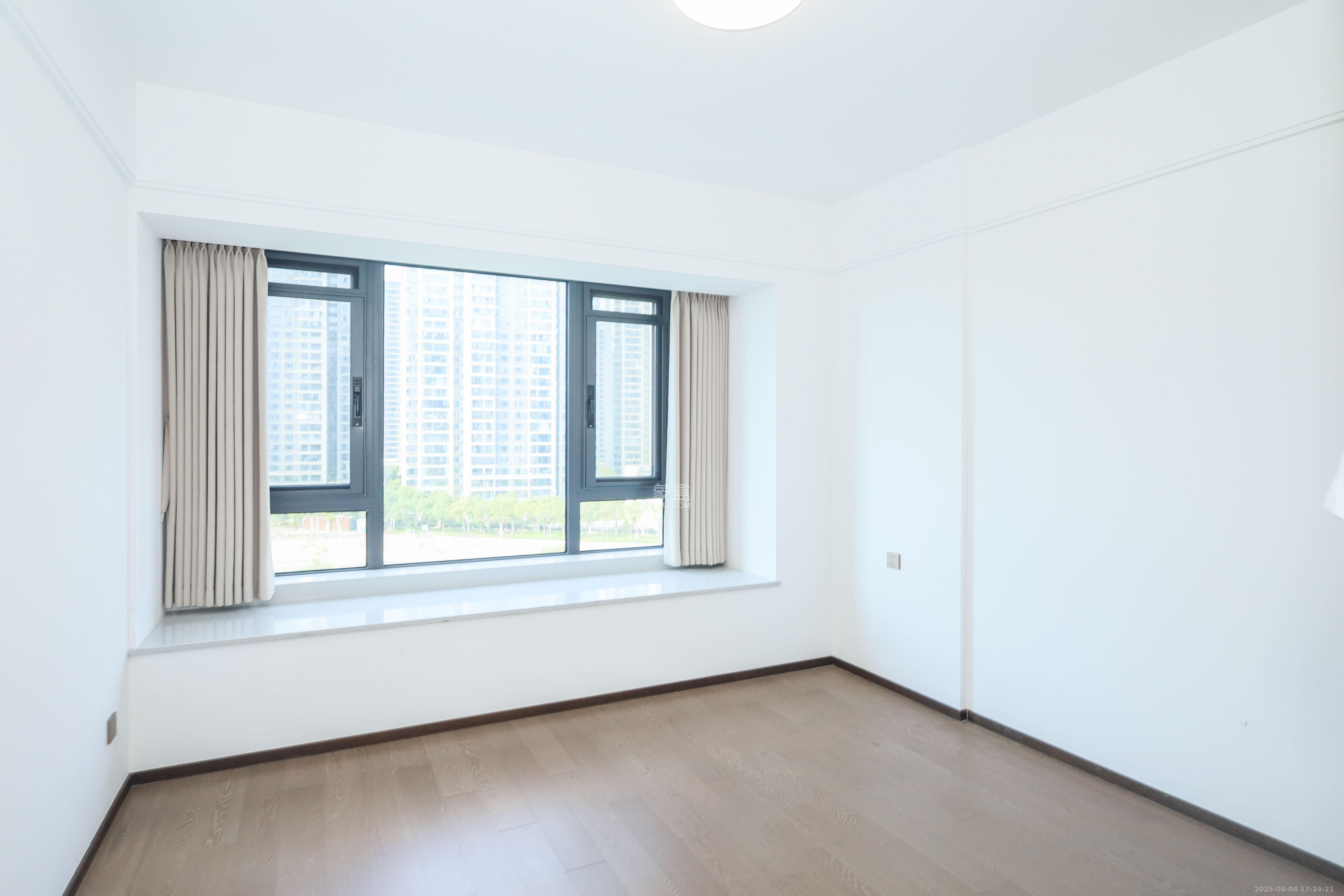 绿城招商桂语雲峯 5室2厅3卫 458.0万 绿城招商桂语雲峯 5室2厅3卫 458.0万卧室