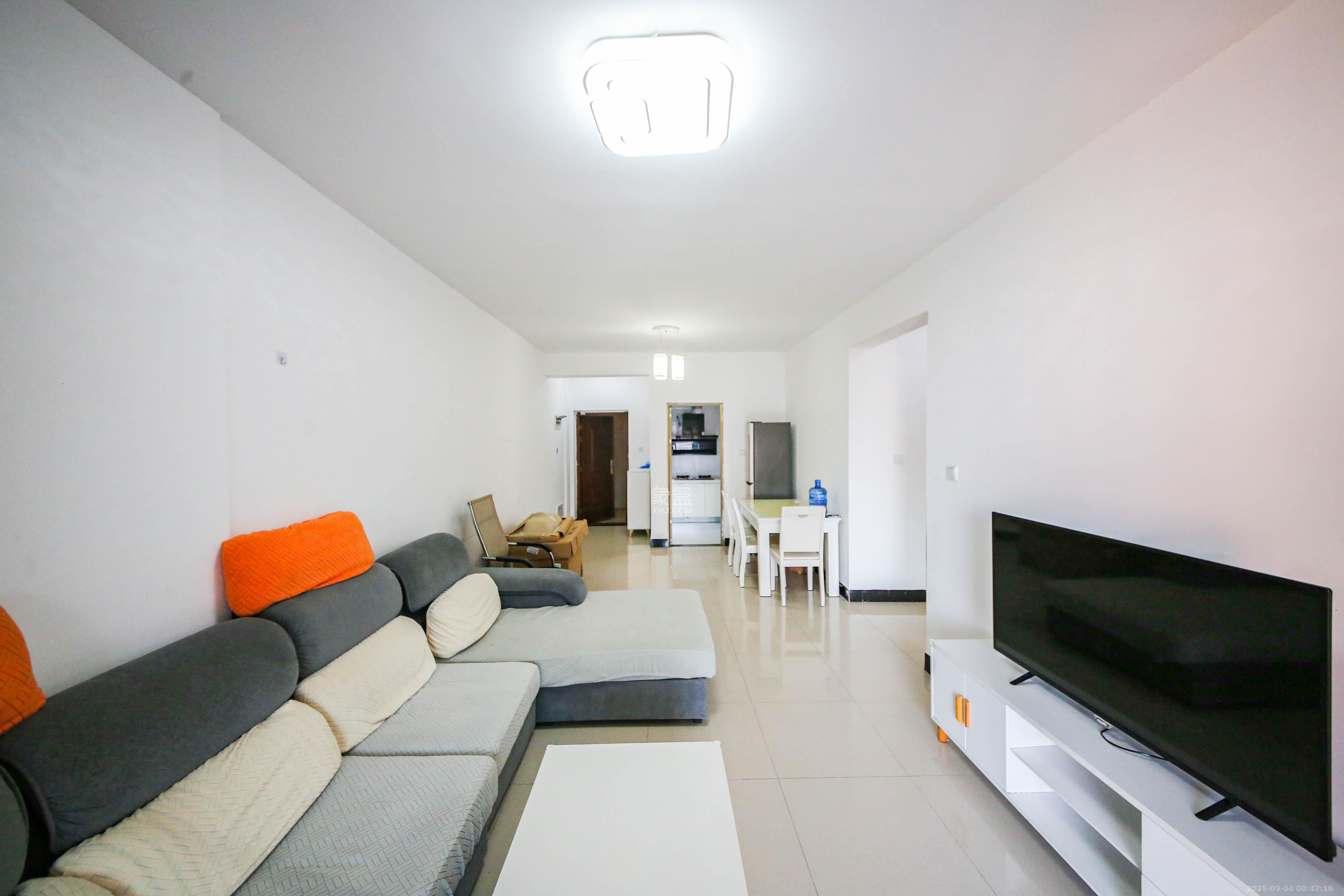 润屋美院 3室2厅1卫 88.0万 润屋美院 3室2厅1卫 88.0万客厅