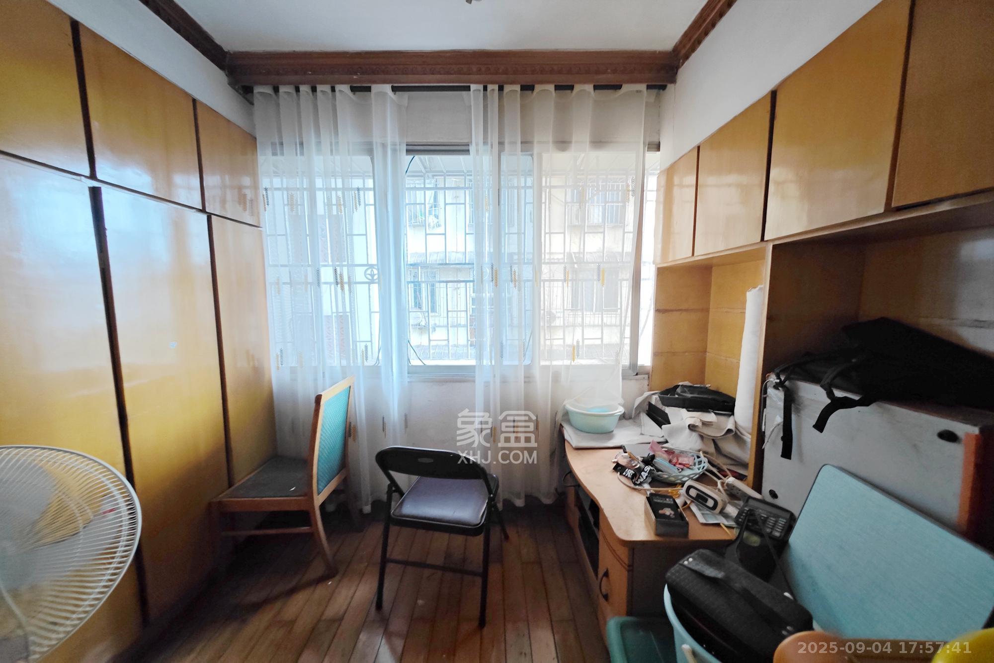 凤凰商贸城 3室2厅2卫 70.0万 凤凰商贸城 3室2厅2卫 70.0万阳台