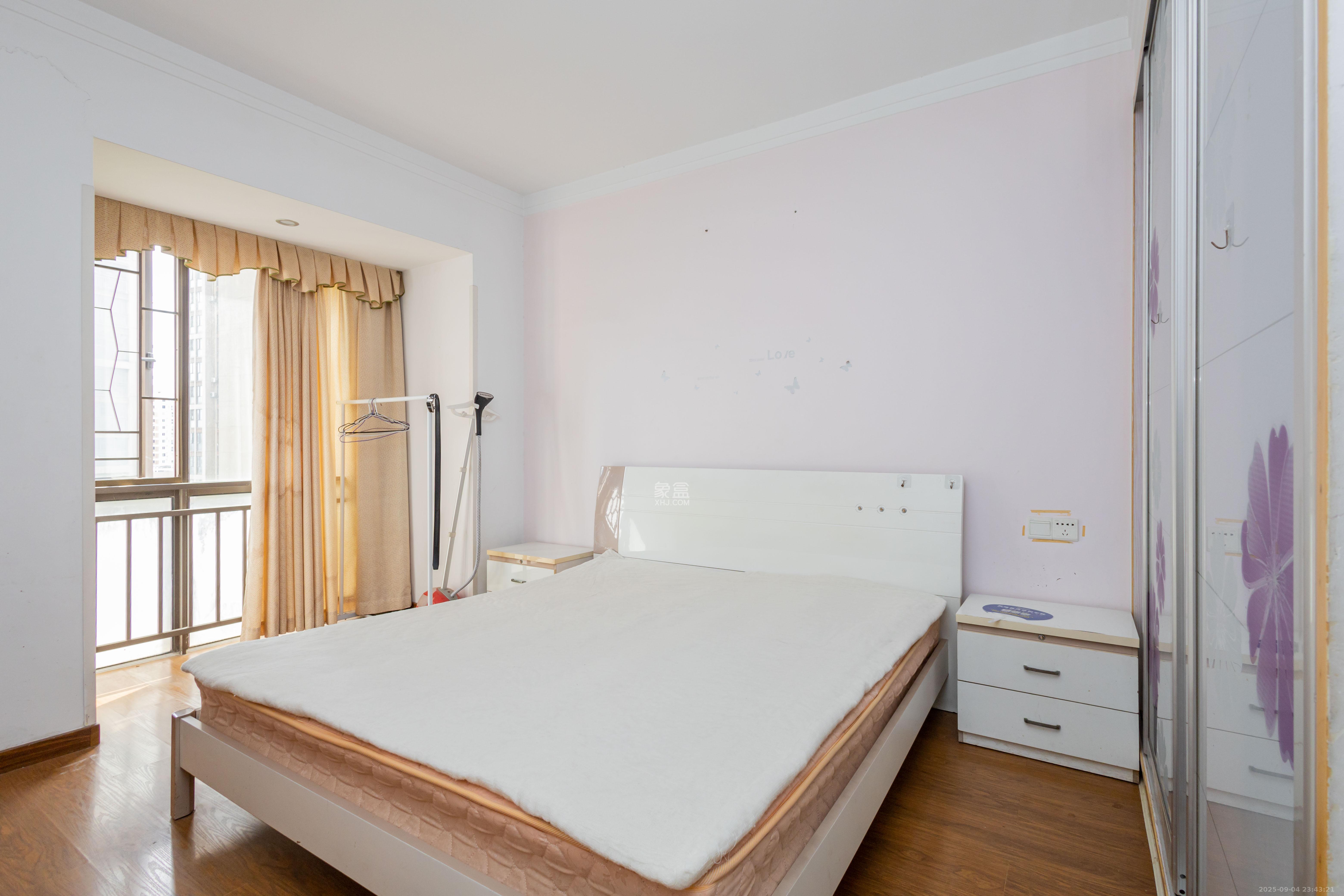 旭辉华庭 4室1厅2卫 75.0万 旭辉华庭 4室1厅2卫 75.0万卧室