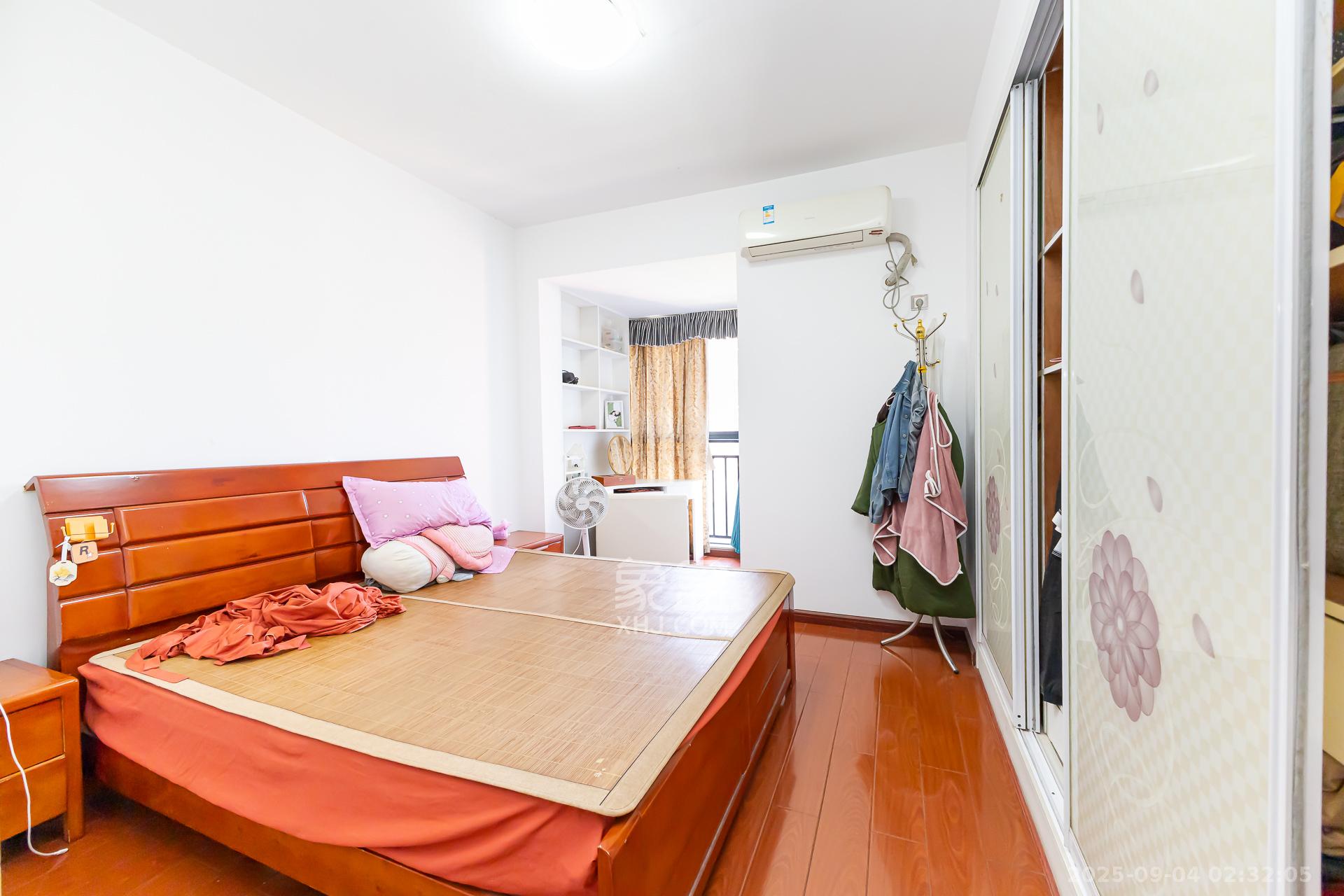 浩龙音乐界  4室2厅2卫    60.0万卧室