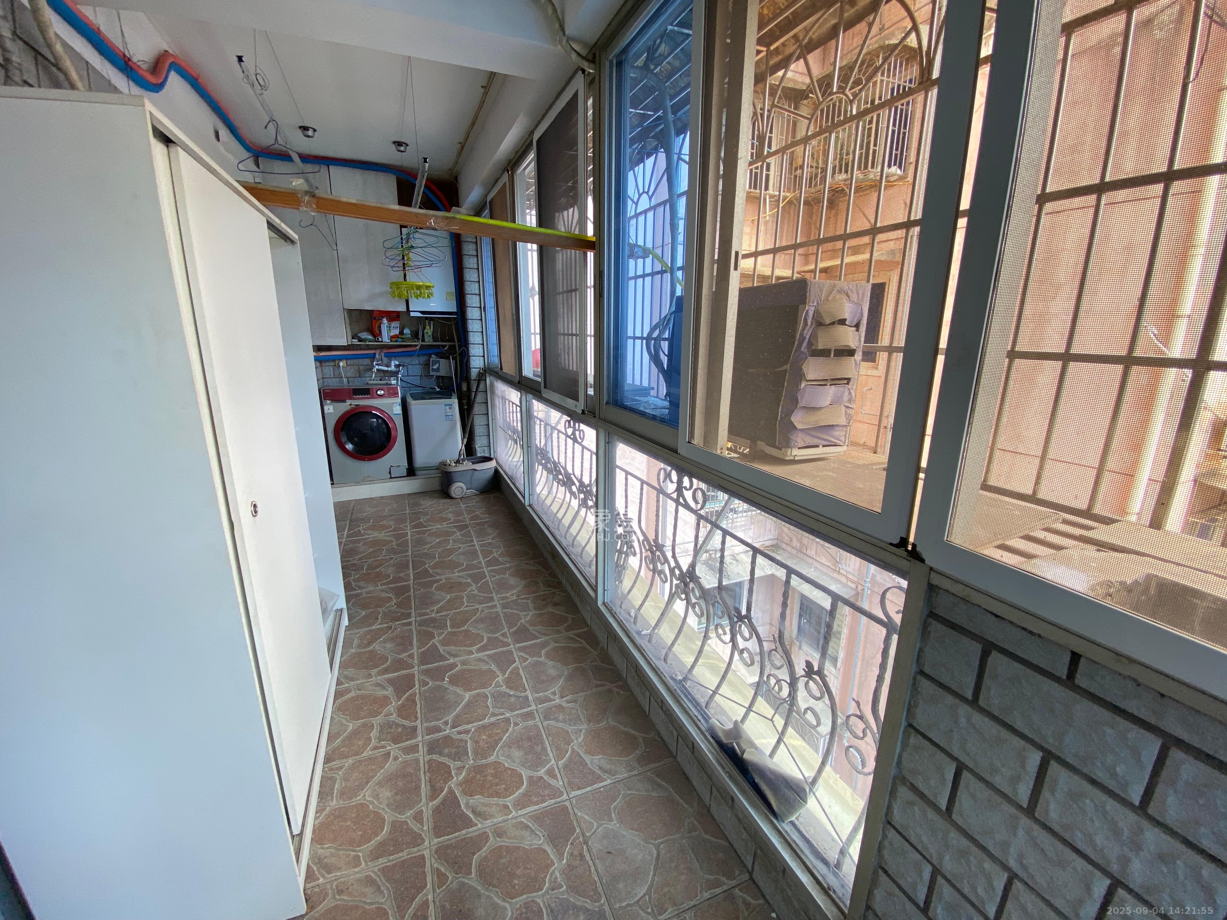 华盛花园  4室2厅2卫    3500.0元/月室内图