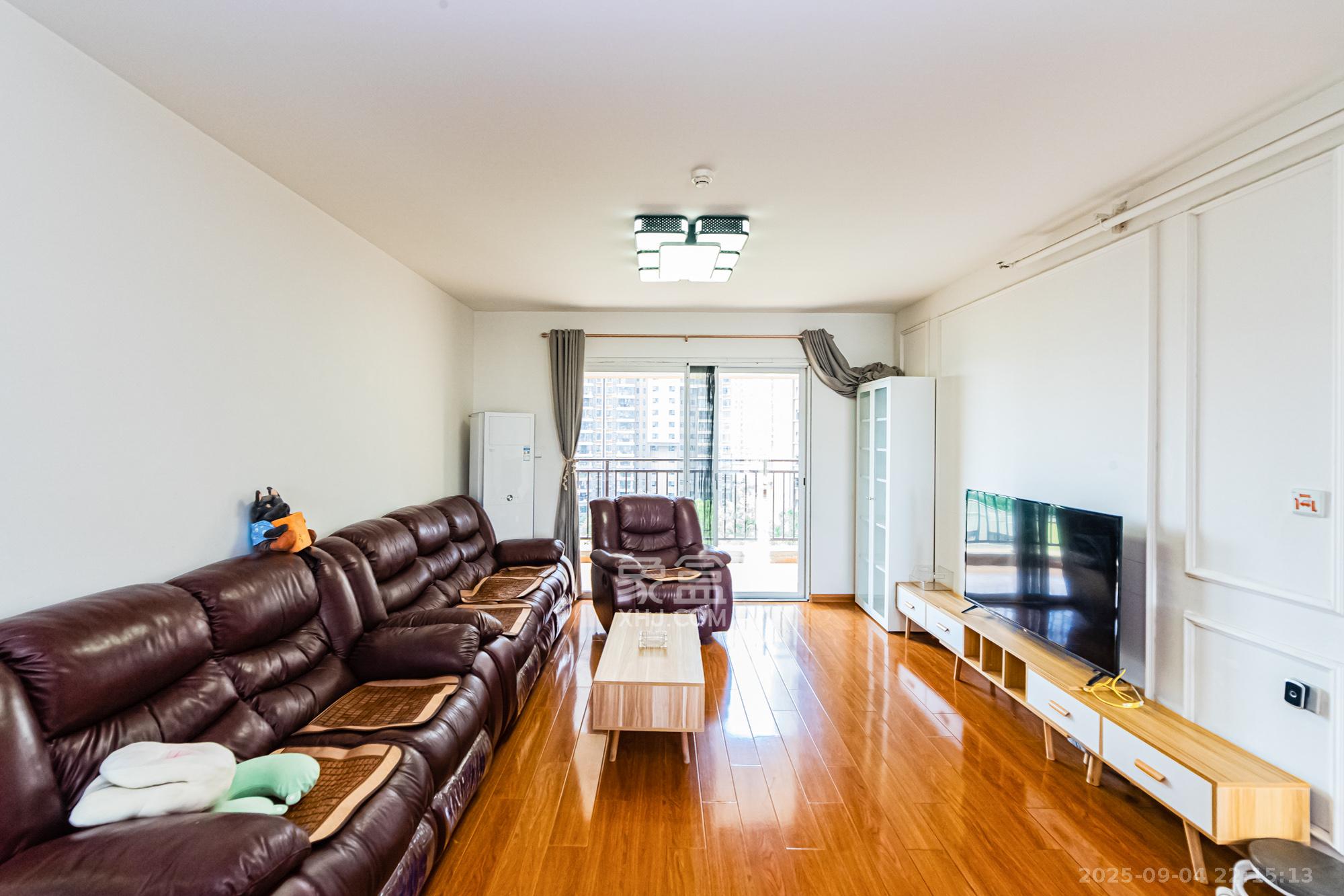 北辰三角洲C3区 3室2厅2卫 193.0万 北辰三角洲C3区 3室2厅2卫 193.0万客厅