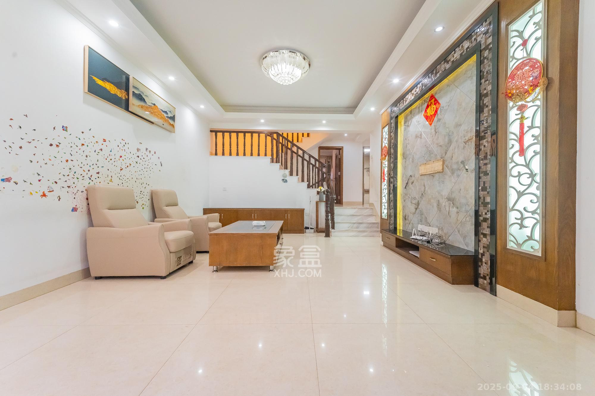 幸福里(幸福里一期) 6室2厅3卫 176.0万 幸福里(幸福里一期) 6室2厅3卫 176.0万客厅