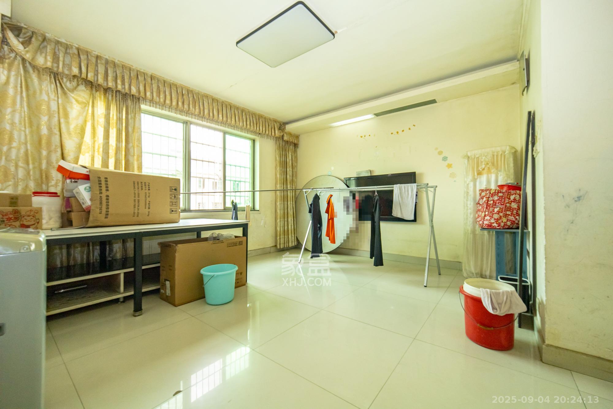 中南汽车世界 4室2厅2卫 46.8万 中南汽车世界 4室2厅2卫 46.8万客厅