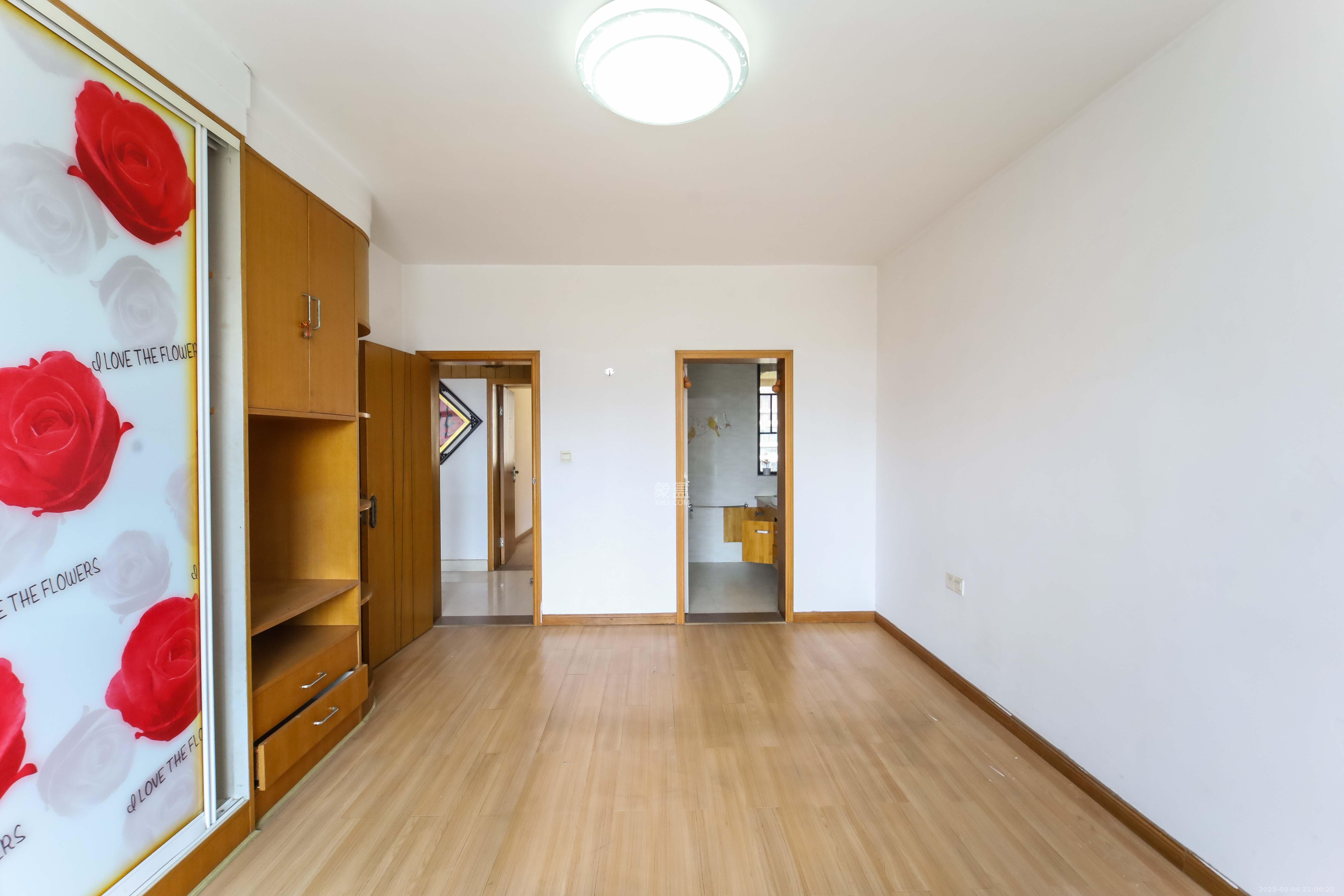 世嘉国际华城  3室2厅2卫    135.0万 世嘉国际华城  3室2厅2卫    135.0万卧室