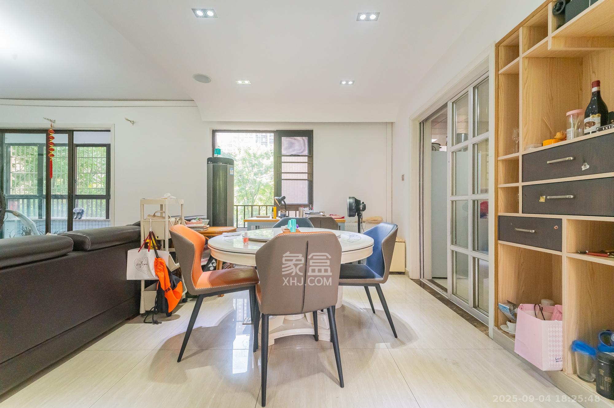 华润凤凰城三期  4室2厅2卫    126.8万客厅