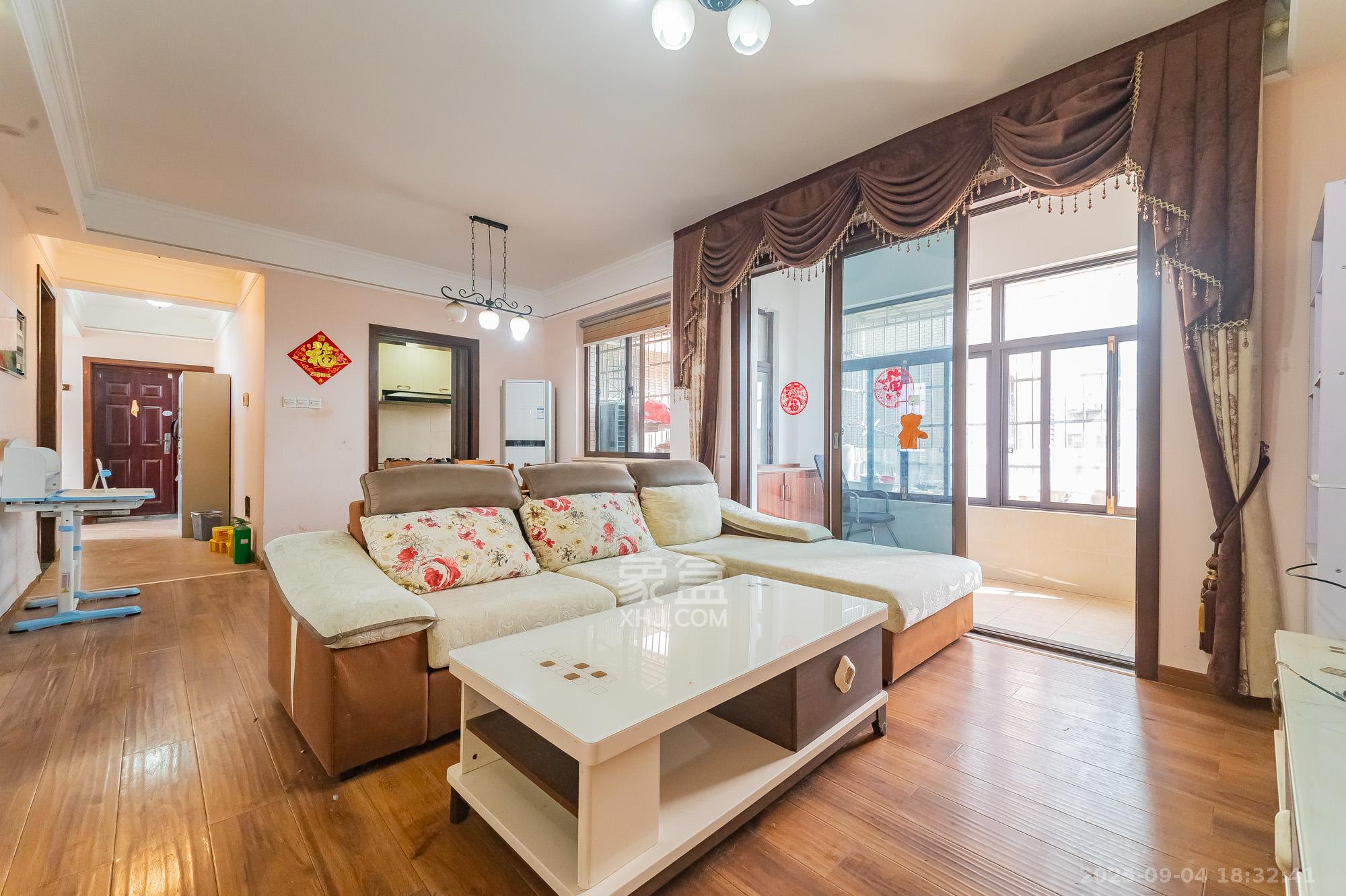 湖湾世景  3室2厅2卫    65.0万 湖湾世景  3室2厅2卫    65.0万客厅