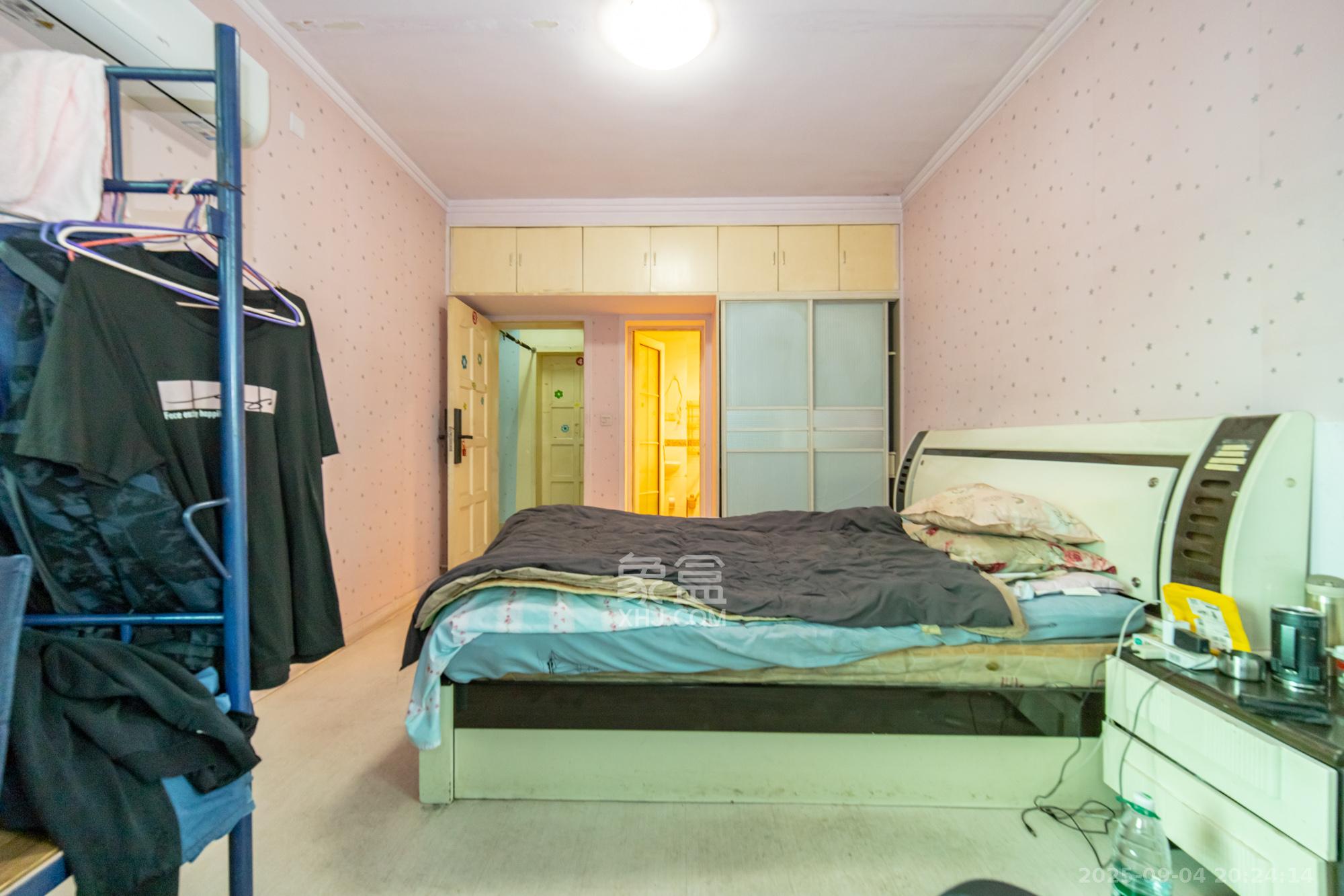 中南汽车世界 4室2厅2卫 46.8万 中南汽车世界 4室2厅2卫 46.8万卧室