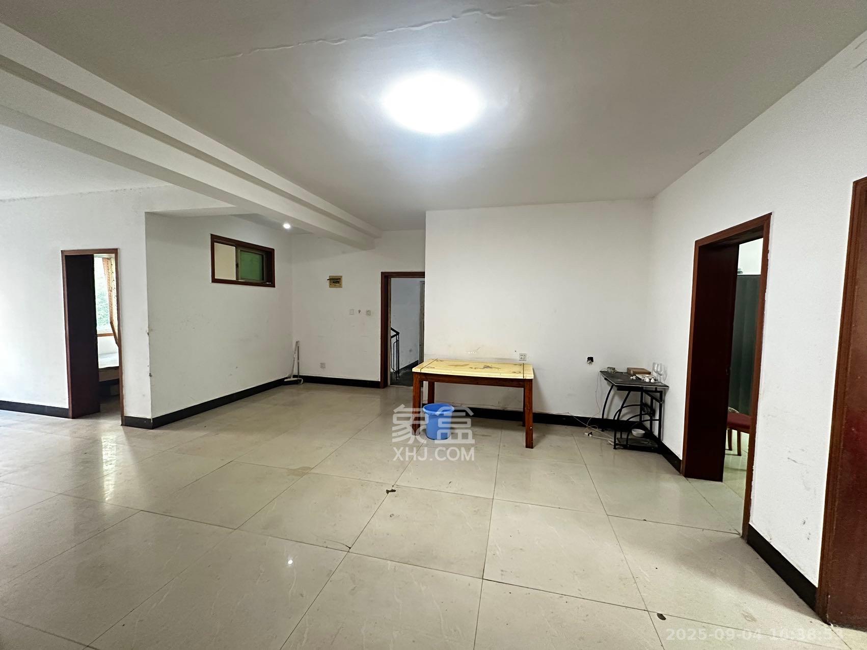 中南汽车世界 3室2厅1卫 1400.0元/月 中南汽车世界 3室2厅1卫 1400.0元/月室内图