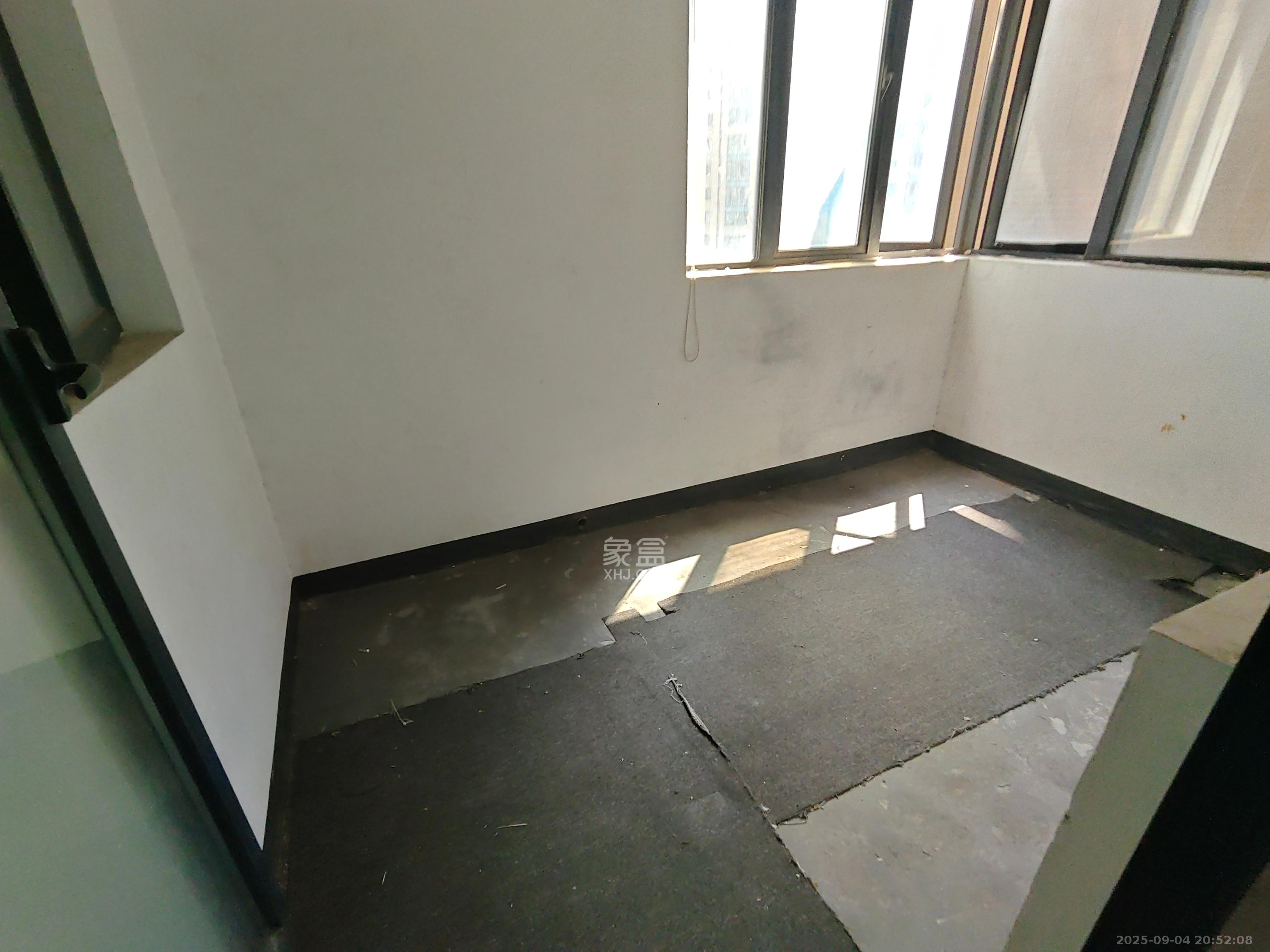 长房天翼未来城  5室1厅2卫    4200.0元/月 长房天翼未来城  5室1厅2卫    4200.0元/月室内图