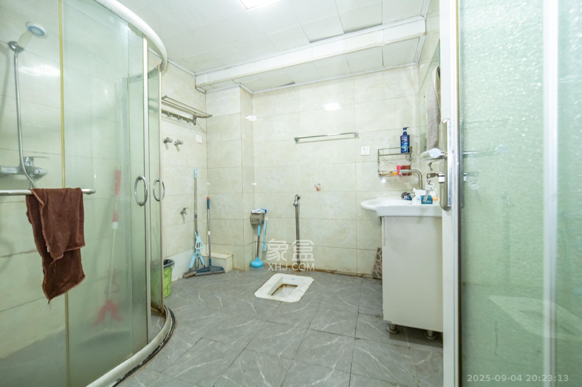 中南汽车世界 3室2厅1卫 38.8万 中南汽车世界 3室2厅1卫 38.8万卫生间