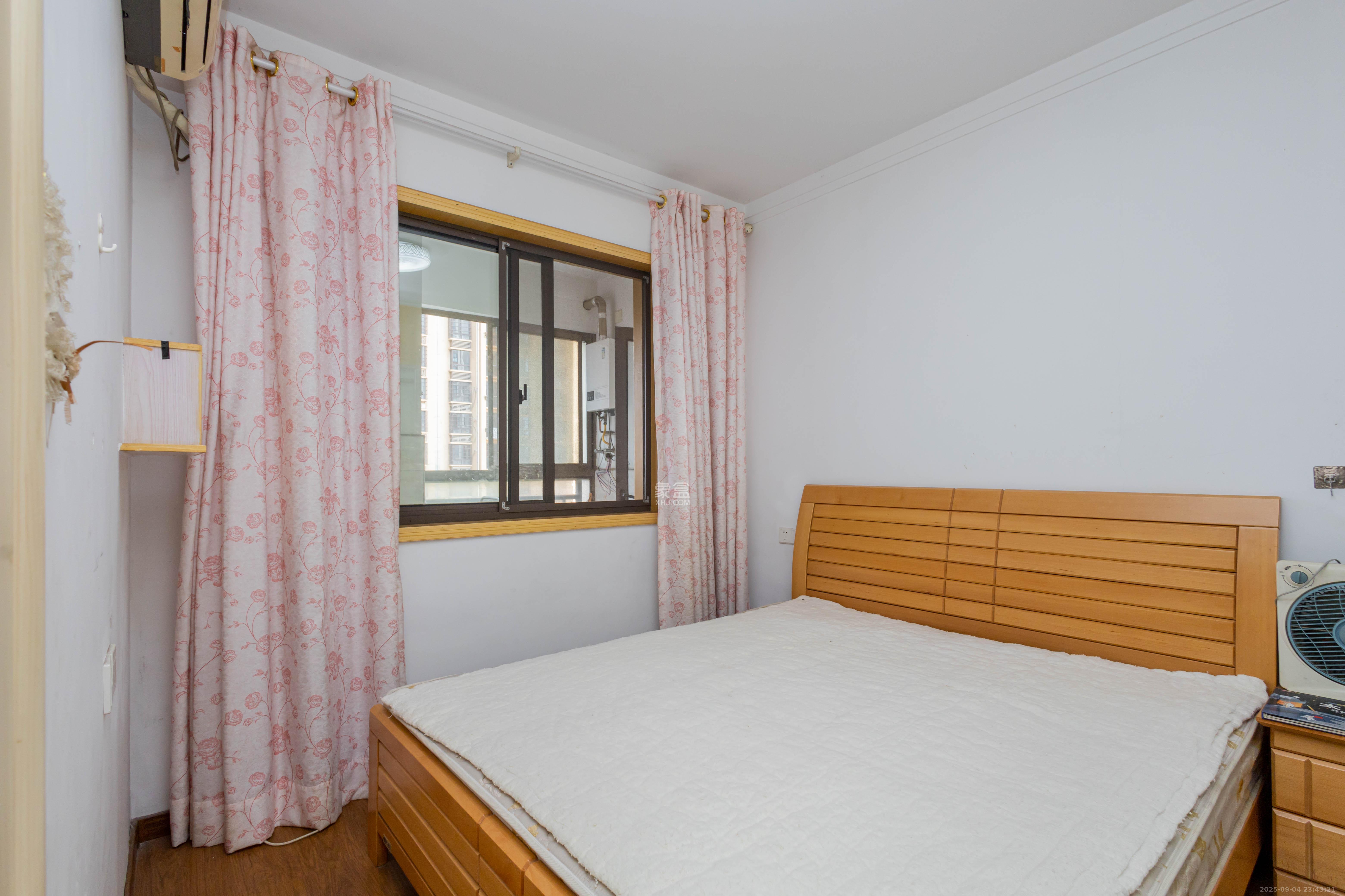 旭辉华庭 4室1厅2卫 75.0万 旭辉华庭 4室1厅2卫 75.0万卧室