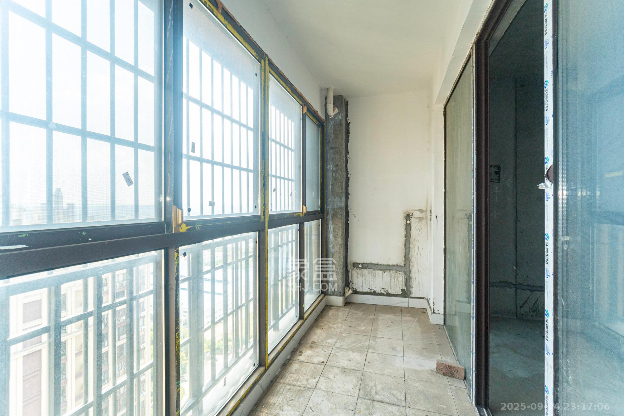 东方美地  4室2厅2卫    82.8万阳台